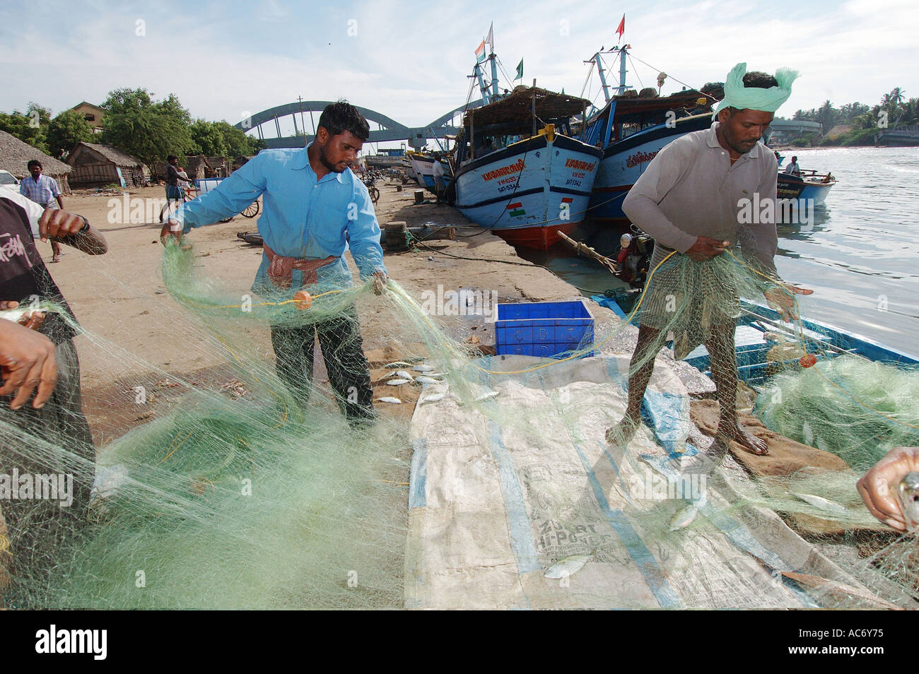 Fischerei-Industrie im Bereich von Boxing Day 2004 Tsunami Dorf Sonakuppam in Tamil Nadu Indien es getroffen wurde, Boote und Netze Verteilung sowie den Bau von Notunterkünften, die lukrative Industrie zur Produktion PH Dan White zurück soll Stockfoto