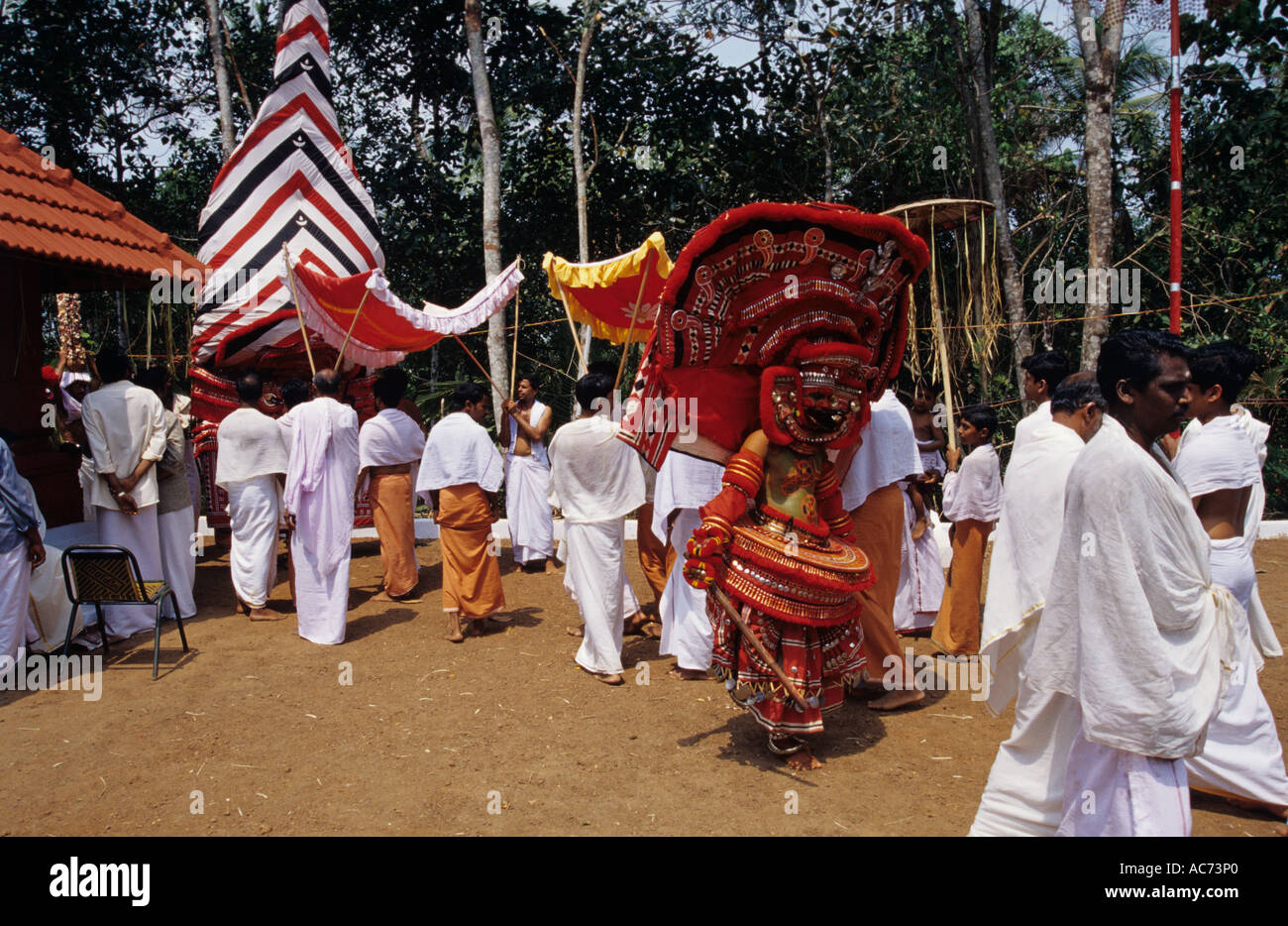 THEYYAM, DER RITUELLE TANZ VON "GOTTMENSCHEN", KANNUR, MALABAR Stockfoto