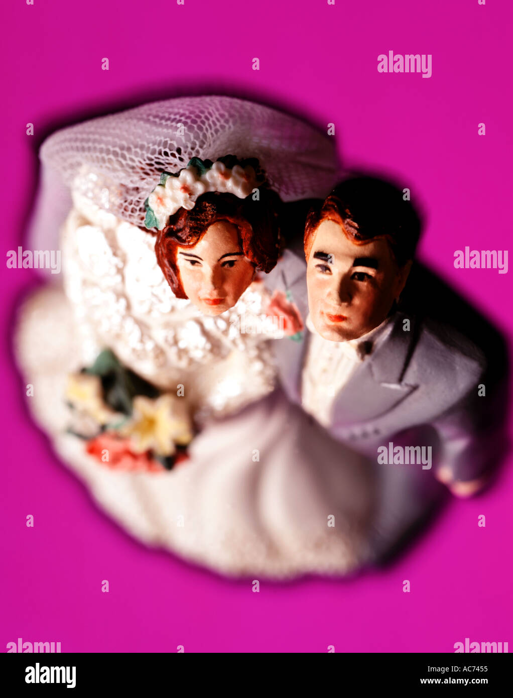 Hochzeitstorte Topper auf lila Hintergrund Stockfoto