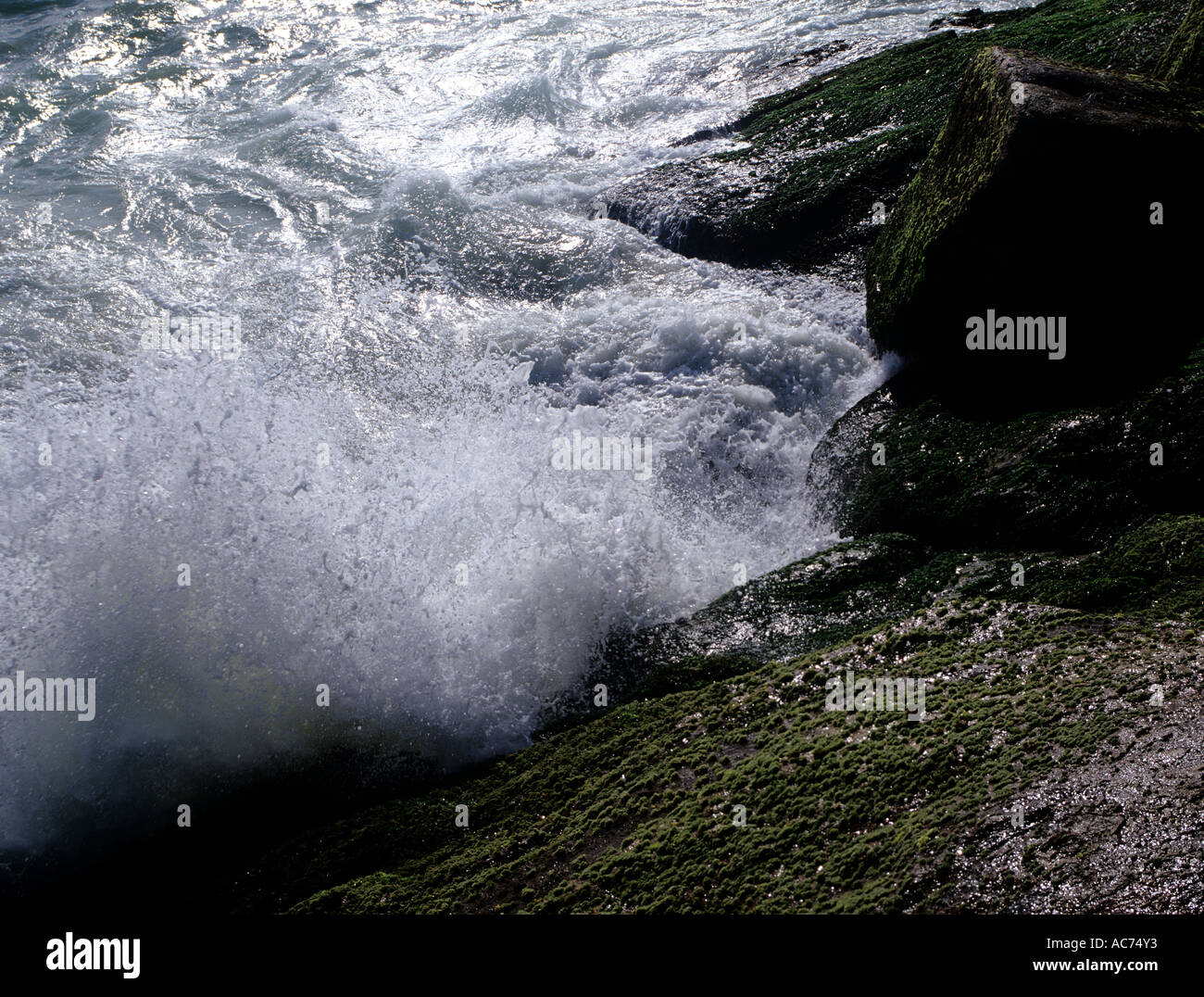 WELLEN SCHLAGEN FELSEN CHOWARA STRAND IN DER NÄHE VON KOVALAM Stockfoto