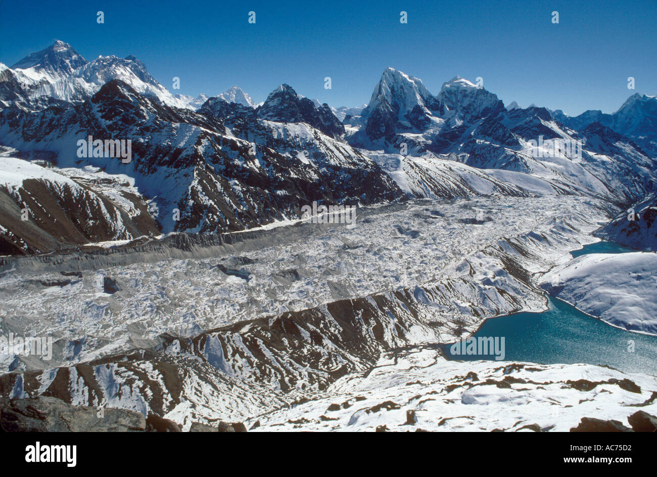 Ansicht des Lungsampo-Gletschers mit Everest L Cholatse M Kang Taiga weit R fotografiert vom Gokyo Ri Khumbu NEPAL Stockfoto
