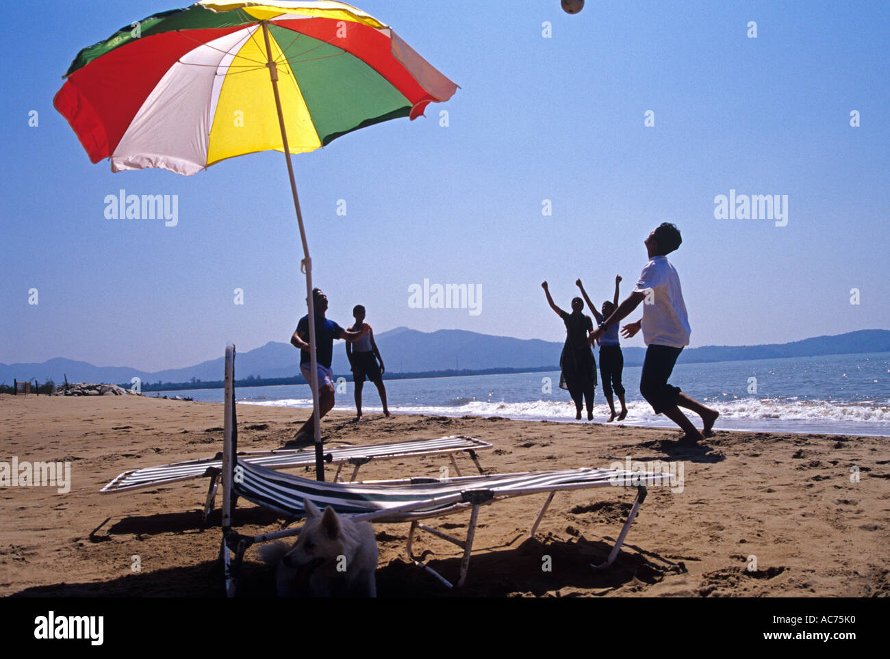 TOURISTEN GENIEßEN IN DER STRAND-KARNATAKA Stockfoto