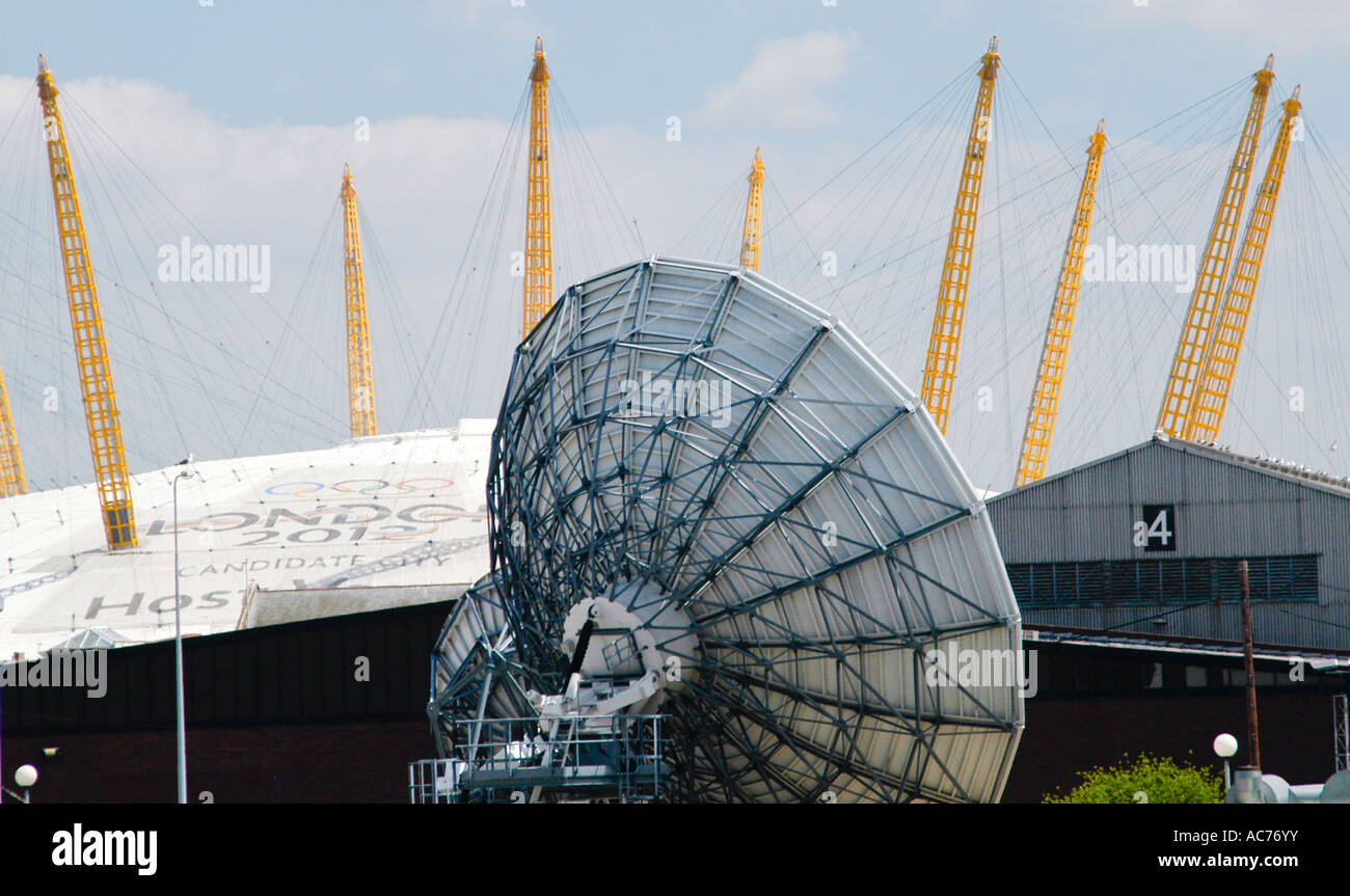 Satellitenschüssel vor der Kuppel, London Stockfoto