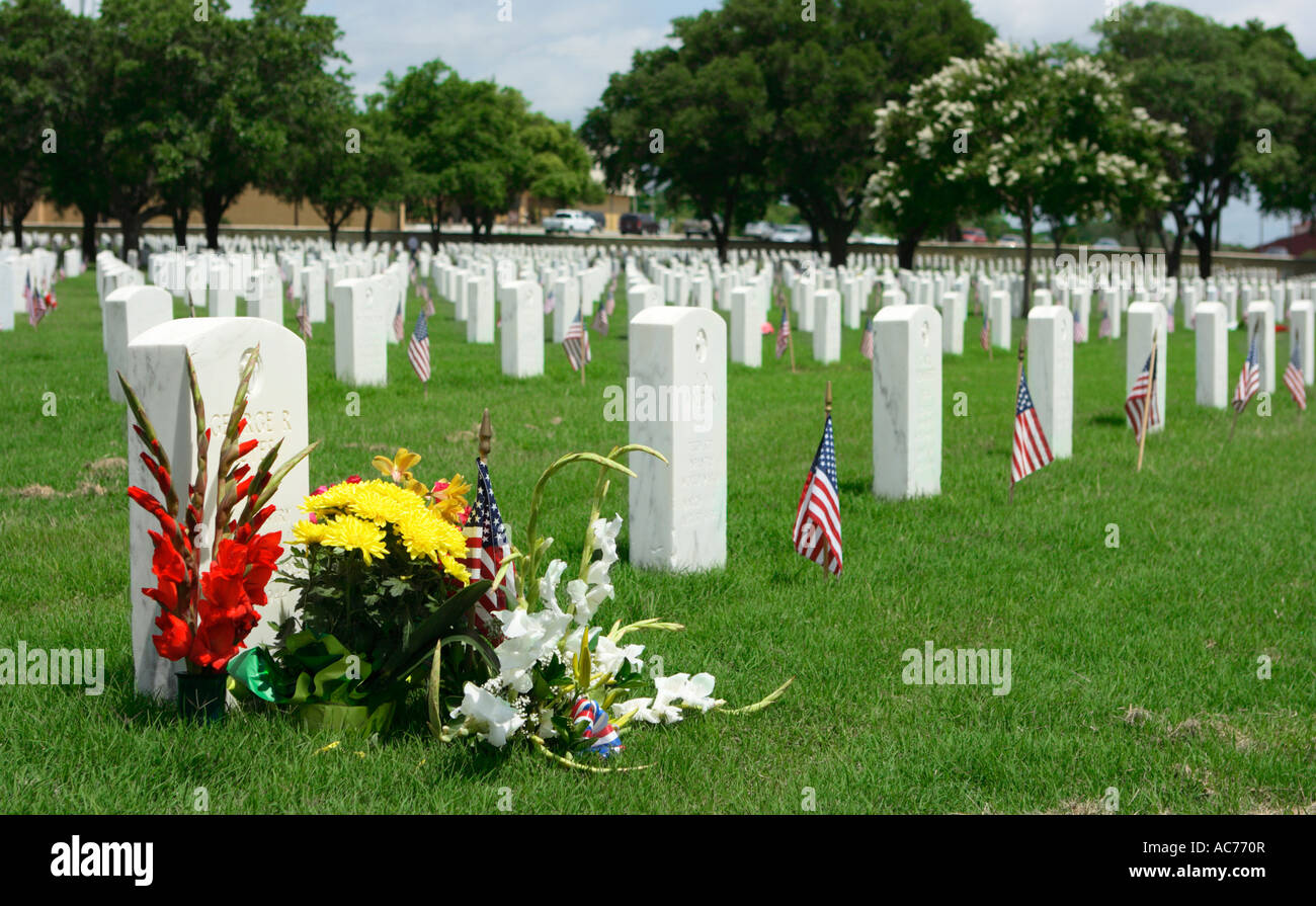 Dekorierte Grabsteine in Fort Sam Houston National Friedhof San Antonio Texas USA Stockfoto