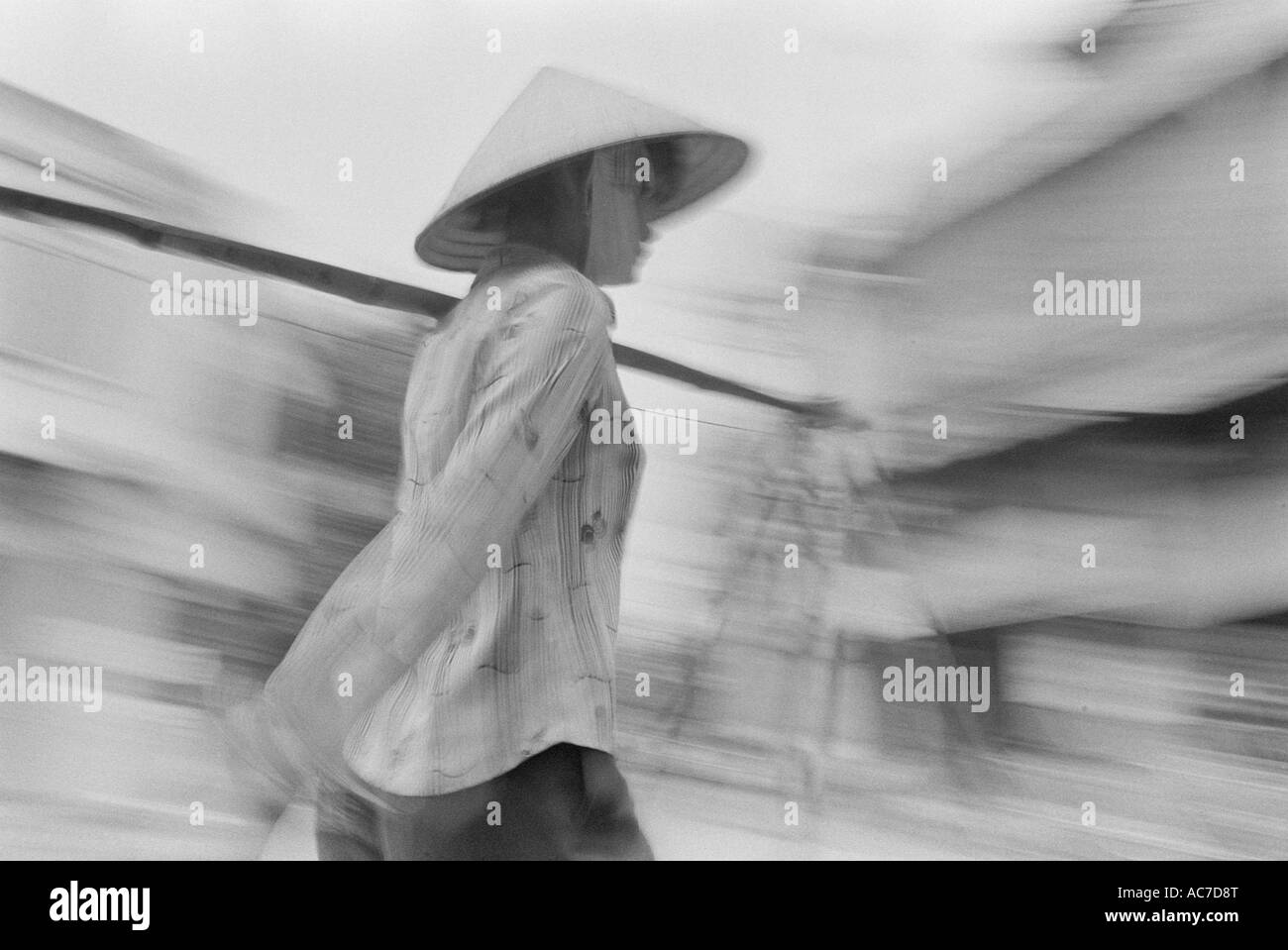 Frau, die Körbe, Hanoi, Vietnam Stockfoto