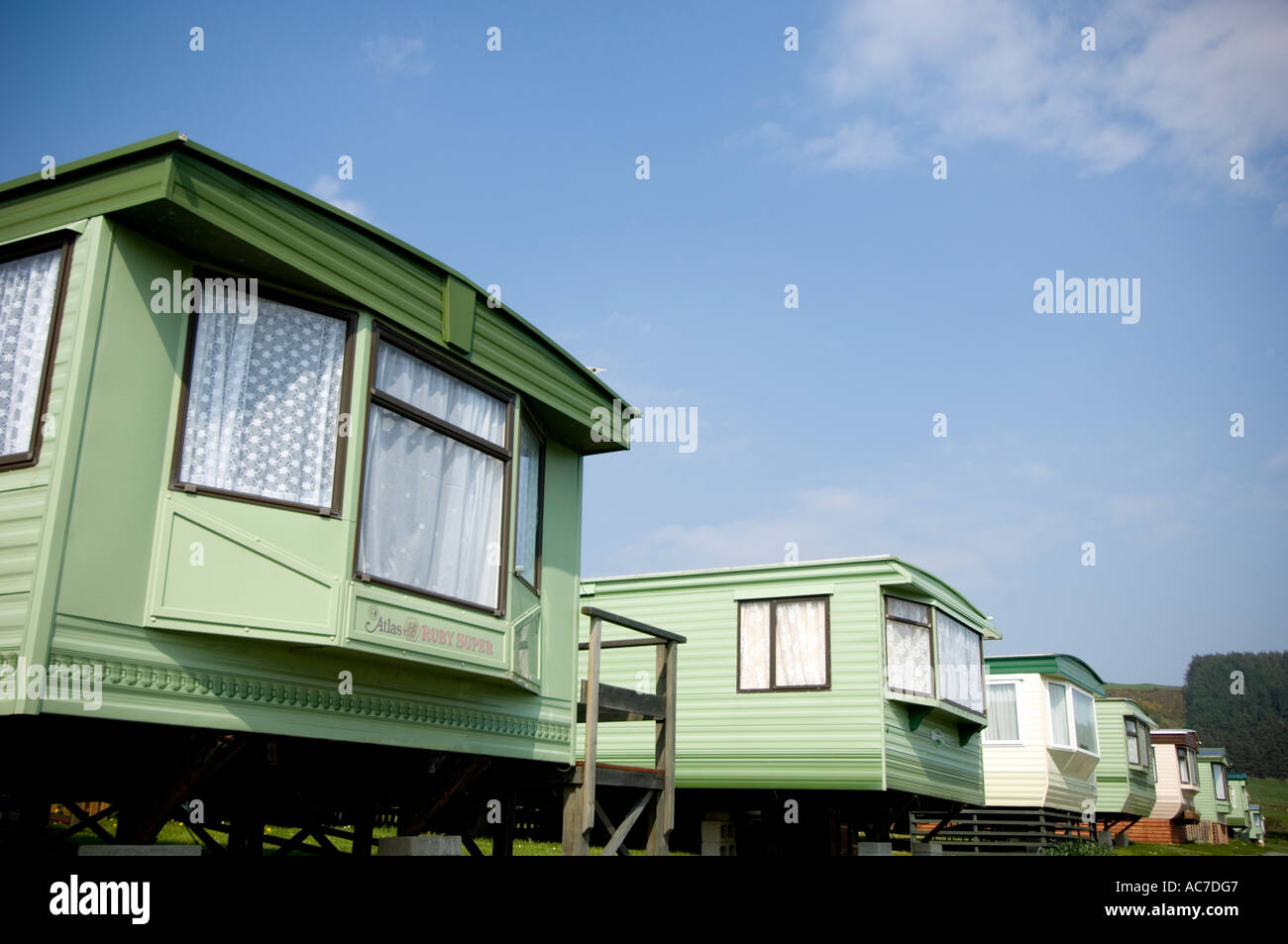 Eine Reihe von grünen Wohnwagen statische Mobilheime auf Clarach Bucht Urlaub Camping, Wales UK Stockfoto