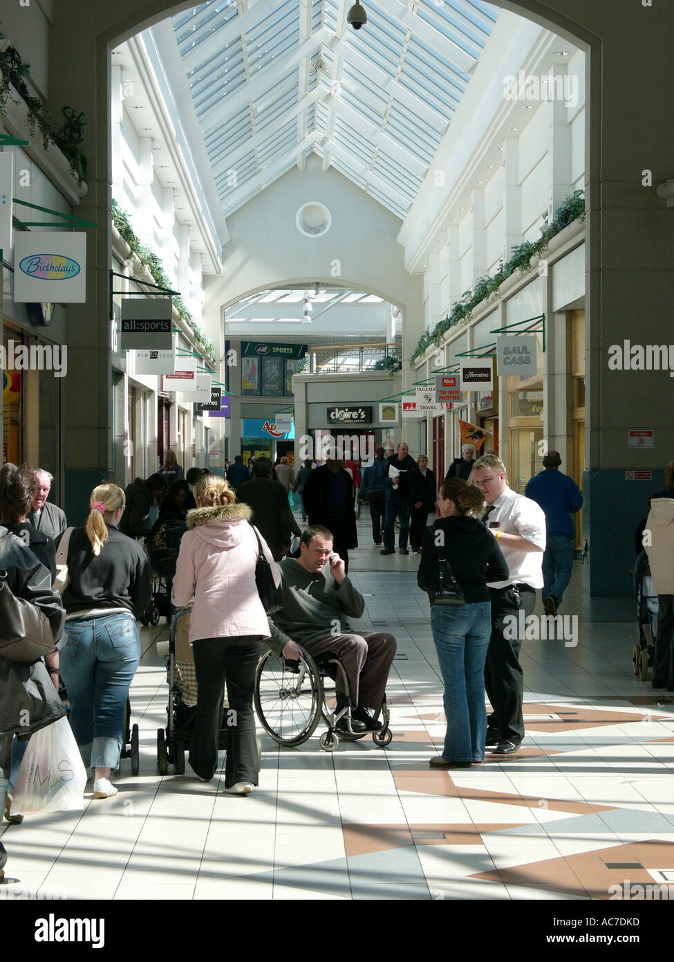 Menschen beim Einkaufen in der St-Elli wales indoor Shopping Centre Llanelli Carmarthenshire west UK Stockfoto