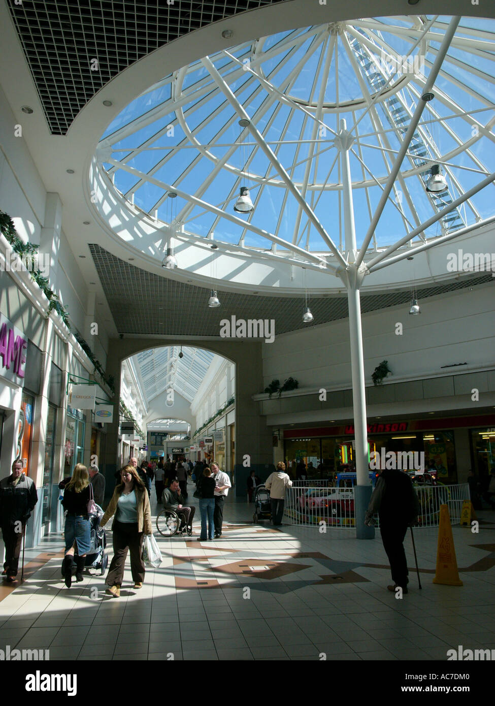 Menschen beim Einkaufen in der St Elli indoor Shopping Centre Llanelli Carmarthenshire West wales Stockfoto