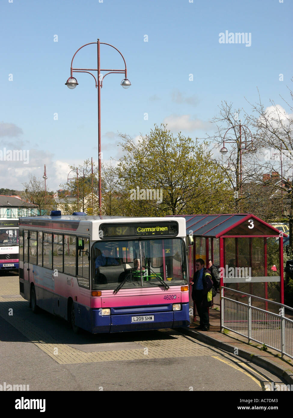 Einen Bus Fahrgäste am Busbahnhof in Llanelli, Wales UK sammeln Stockfoto