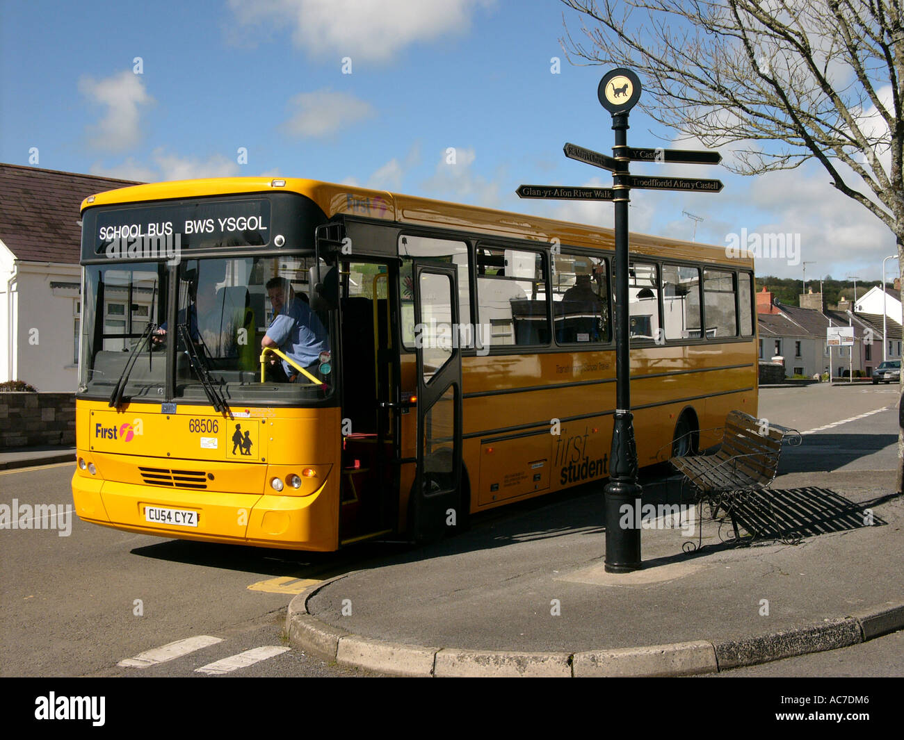 gelber Schulbus (Bws Leiter in walisischer Sprache) in Cidweli Kidwelly Carmarthenshire Stockfoto