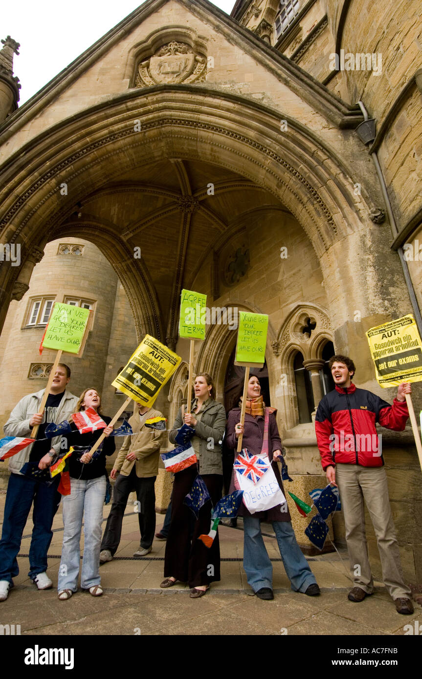 Studenten an der University of Wales, Aberystwyth Protest vor dem Old College-Gebäude zur Unterstützung der gerechte Bezahlung für Dozierende Stockfoto