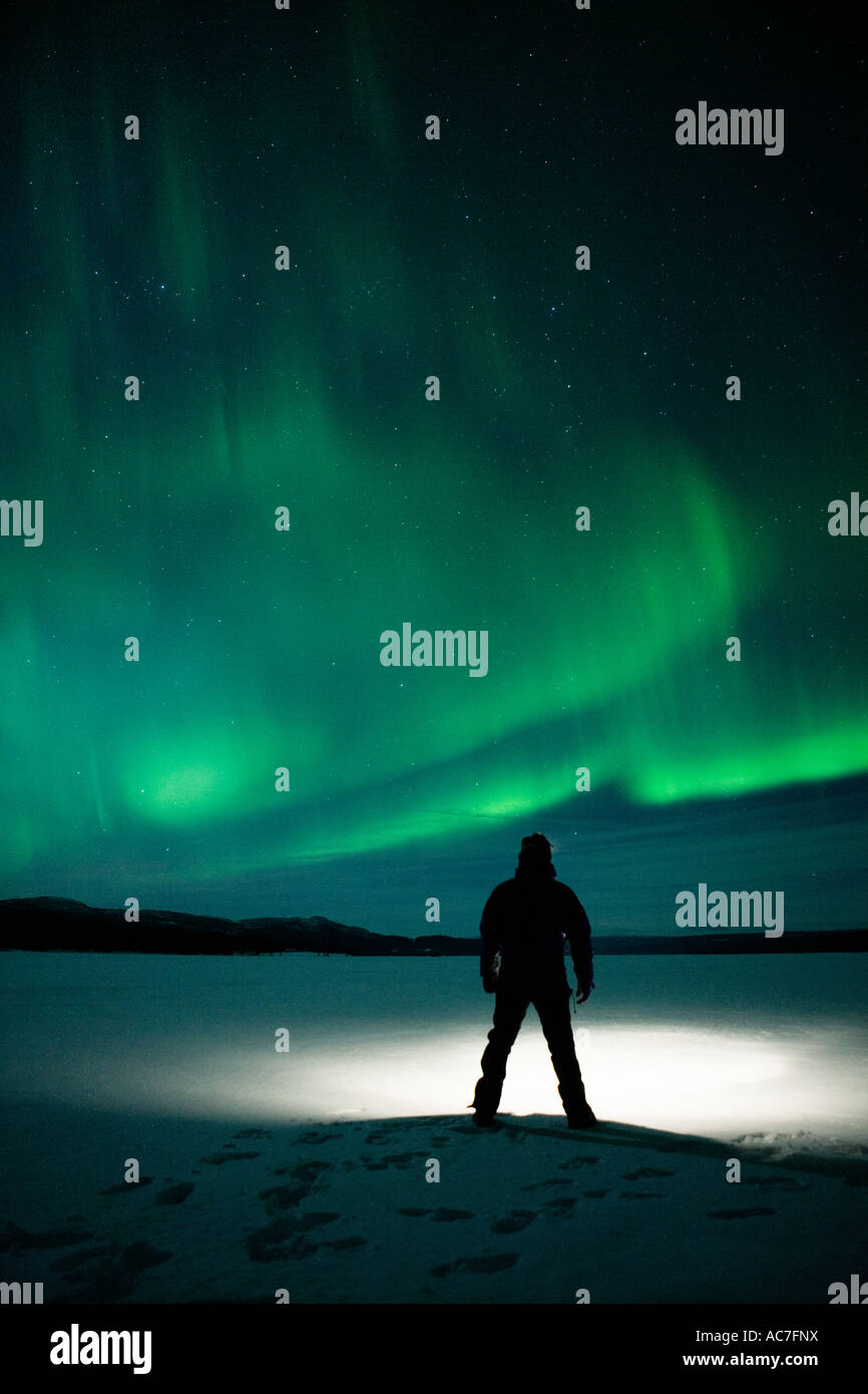 Explorer im Vordergrund der arktischen Landschaft mit Nordlicht im Hintergrund Stockfoto