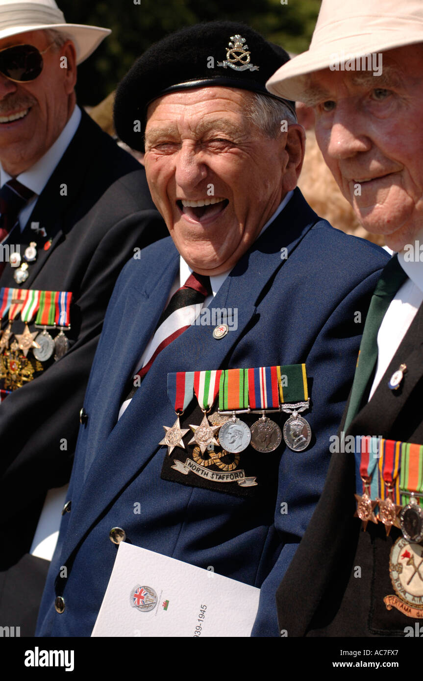 Lachende Welsh Krieg erfahrene Soldat im Wales erinnert sich Dienste in Cardiff 2005 tragen Medaillen Onn Kriegskasse Stockfoto