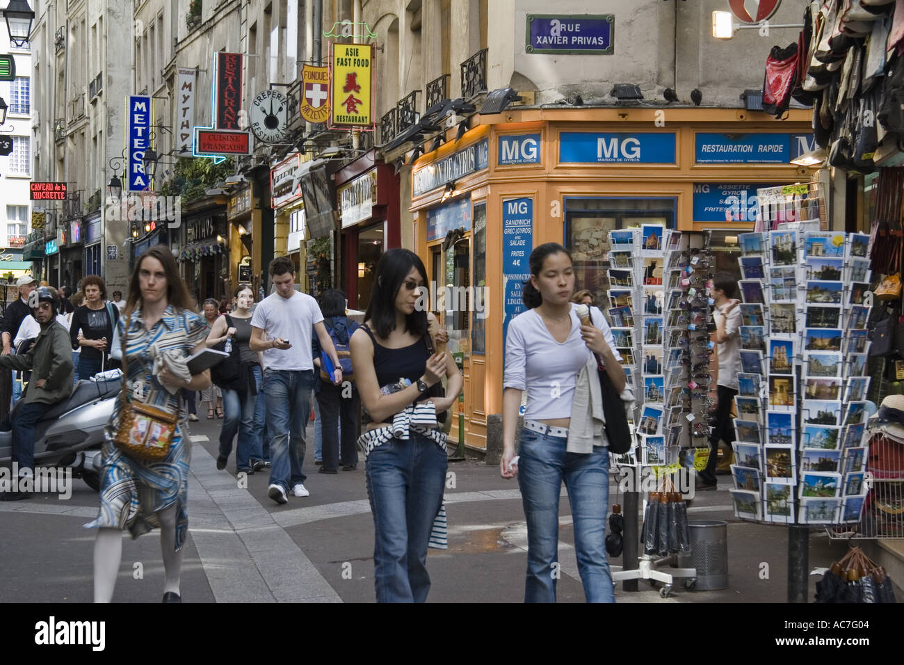 Geschäfte und Restaurants auf der Rue De La Huchette in der Nähe von Place St Michel Paris Frankreich Stockfoto