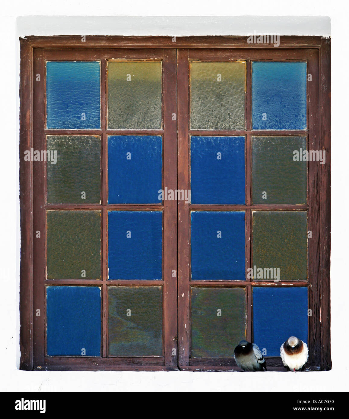 Abstrakte Foto von zwei Tauben sitzen auf einer Fensterbank, gleichsam plaudern über alte Zeiten bunte Fenster mit 16 farbigen Bereich Stockfoto