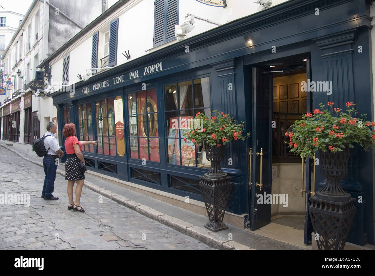 Touristen, Check-out Quartier Latin Cafe Restaurant Le Procope Vollbetrieb in 1686 Paris Frankreich Stockfoto