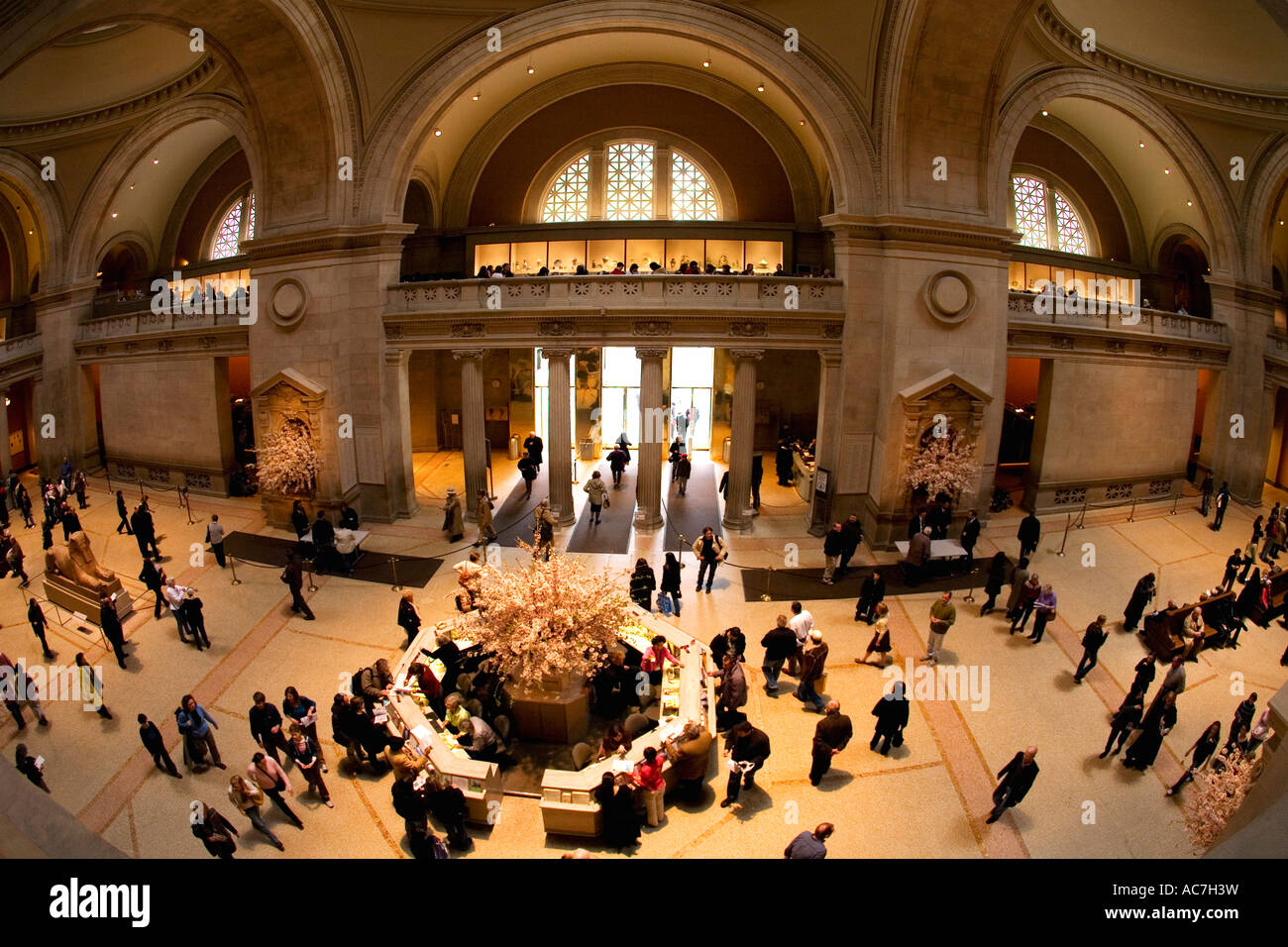 Metropolitan Art Eingang Halle Lobby mit Empfang und Information Desk Museum innen New York City New York NYC USA Vereinigte Staaten Stockfoto