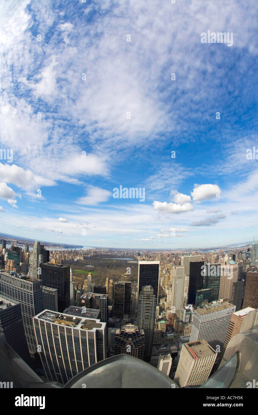 Zeigen Sie nördlich von der Spitze des Zentrums Rockefeller Center Gebäude oben auf den Felsen in Richtung Central Park Manhattan New York City an Stockfoto