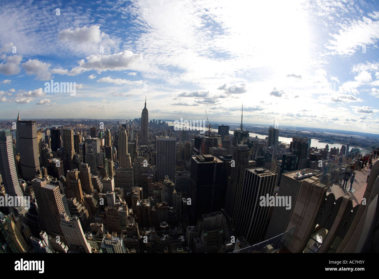 Zeigen Sie südlich von der Spitze des Zentrums Rockefeller Center Gebäude oben auf den Felsen in Richtung Empire State Building und der Innenstadt von NY an Stockfoto