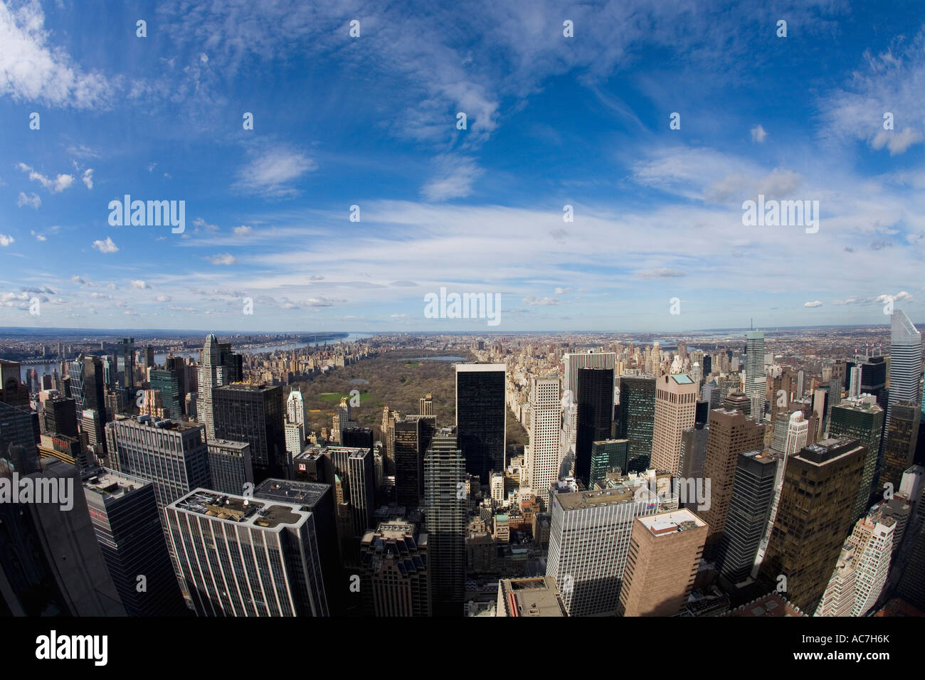 Zeigen Sie nördlich von der Spitze des Zentrums Rockefeller Center Gebäude oben auf den Felsen in Richtung Central Park und uptown Manhattan NY an Stockfoto
