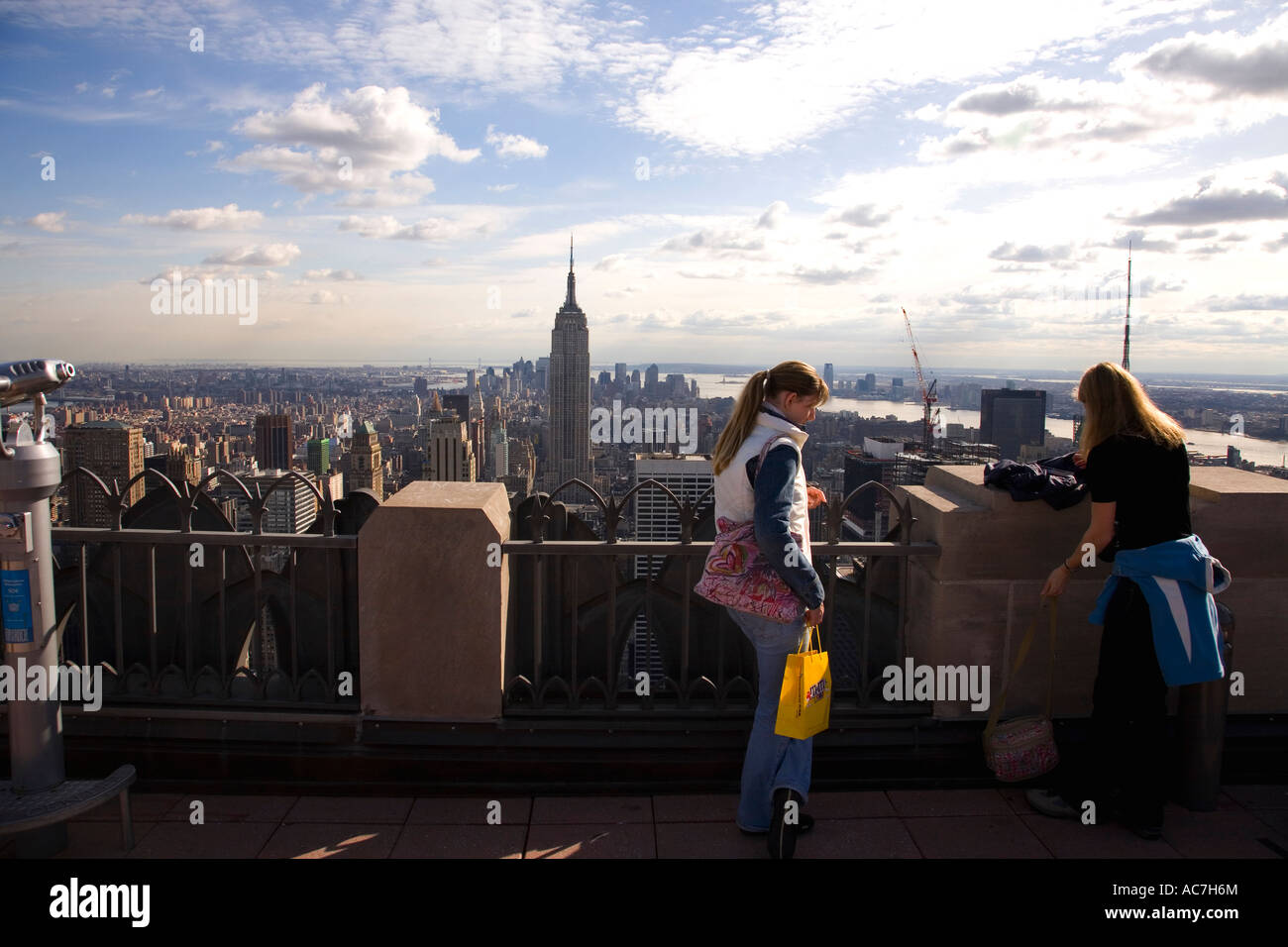 Zeigen Sie südlich von der Spitze des Zentrums Rockefeller Center Gebäude oben auf den Felsen in Richtung Empire State Building und der Innenstadt von NY an Stockfoto