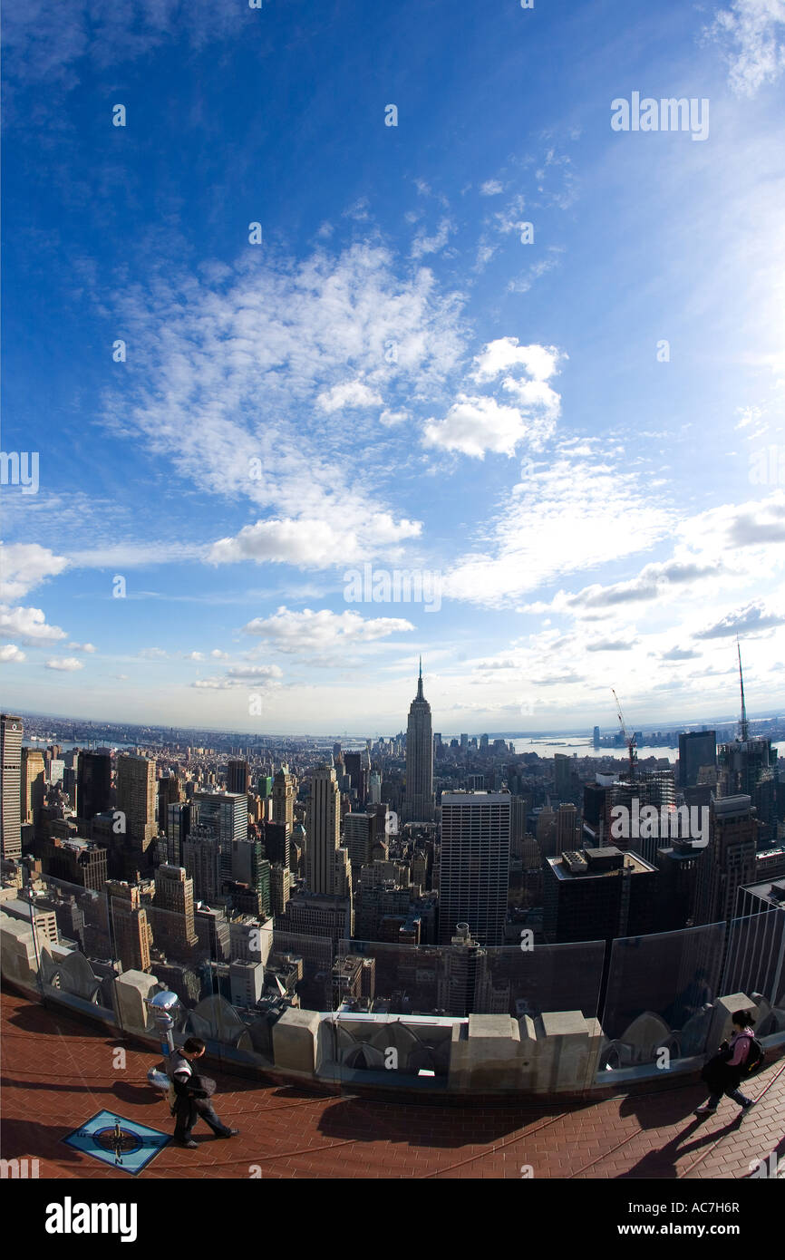 Zeigen Sie südlich von der Spitze des Zentrums Rockefeller Center Gebäude oben auf den Felsen in Richtung Empire State Building und der Innenstadt von NY an Stockfoto