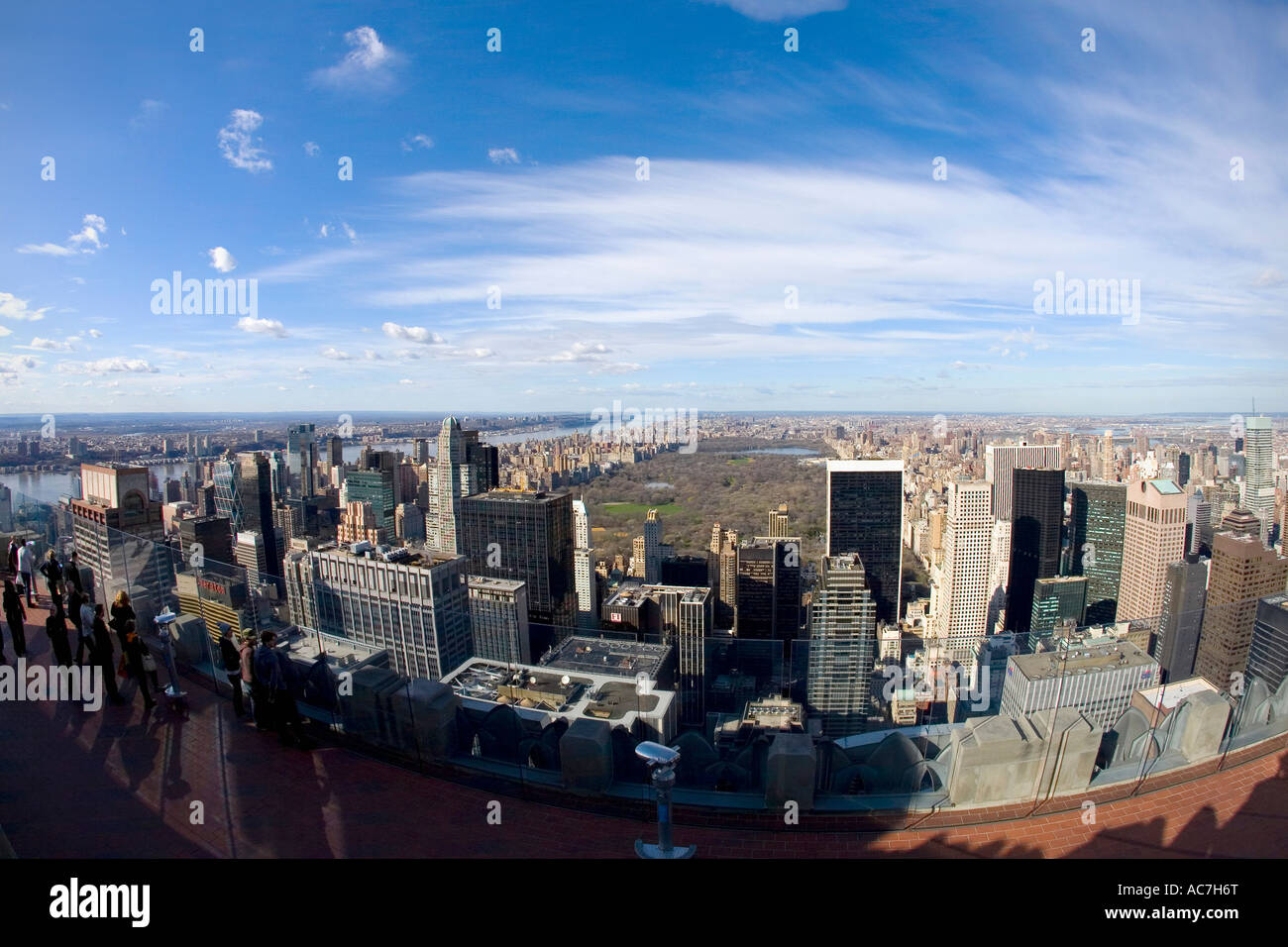 Zeigen Sie nördlich von der Spitze des Zentrums Rockefeller Center Gebäude oben auf den Felsen in Richtung Central Park und uptown Manhattan NY an Stockfoto