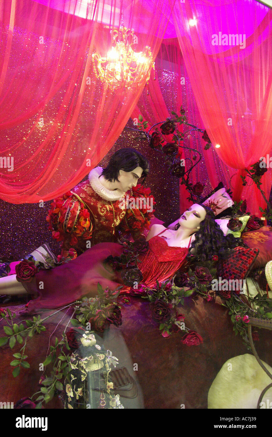 romantischen Kuss-Szene aus Dornröschen in Harrods Kaufhaus-Weihnachts-Märchen-Fenster anzeigen London UK Stockfoto