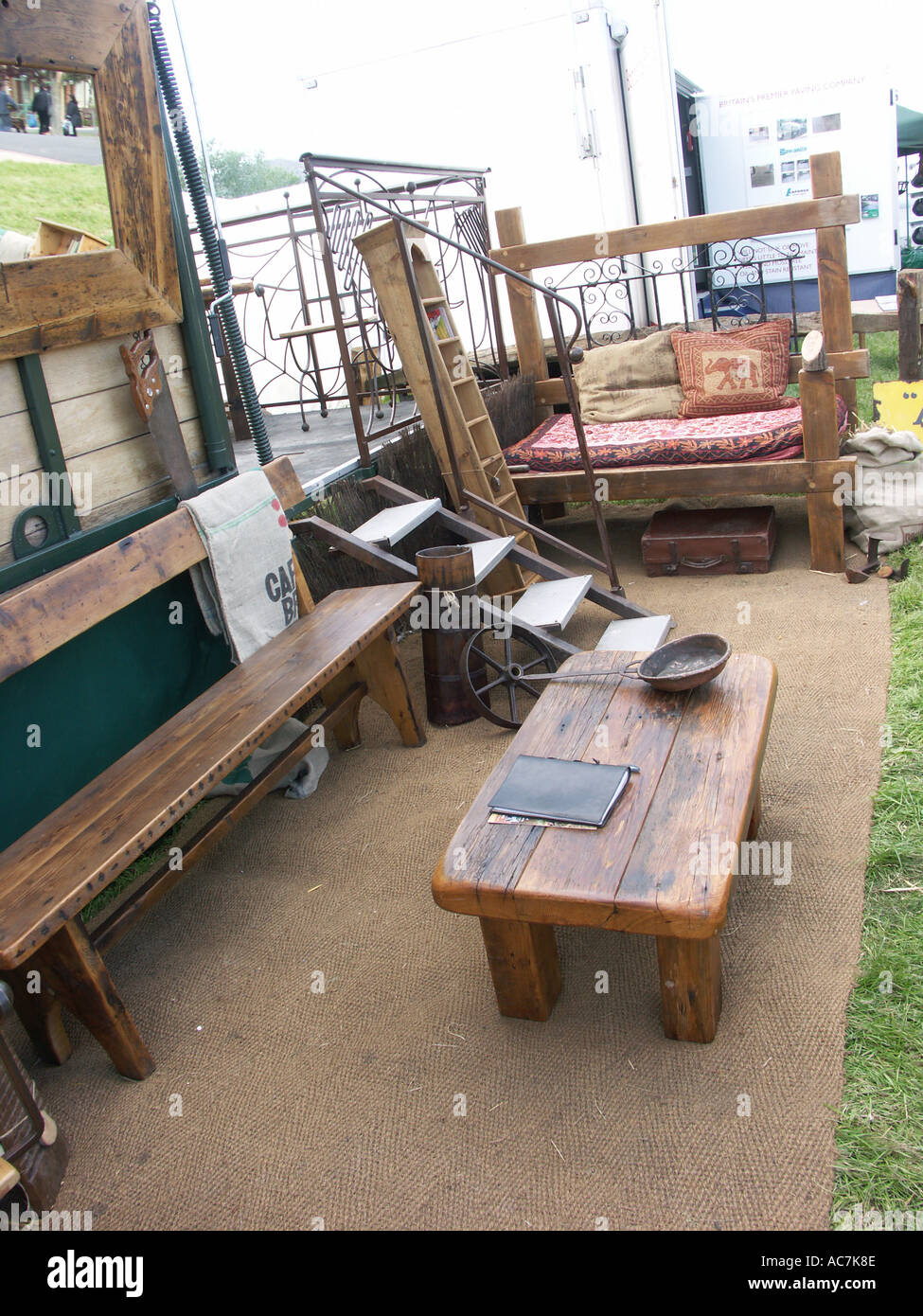 Handwerksmeister verkauft seine Arbeit in einem traditionellen Holzwohnwagen namens Shanty am Malvern Frühjahr Blumenschau England Stockfoto