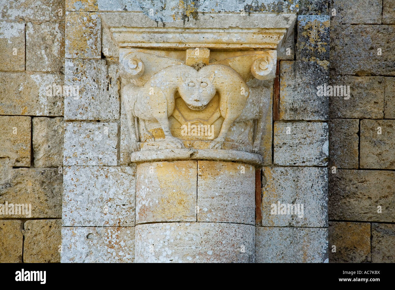 Carven auf eine äußere Spalte Sant'Antimo Abtei in der Toskana Italien Stockfoto