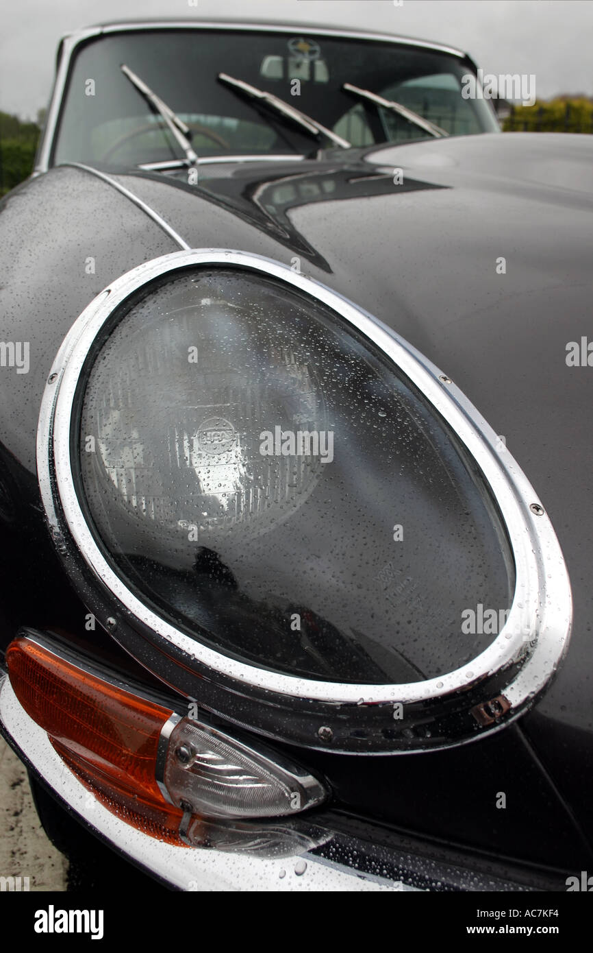 Motorhaube und Scheinwerfer Abdeckung des klassischen Jaguar E-Type Series One Stockfoto