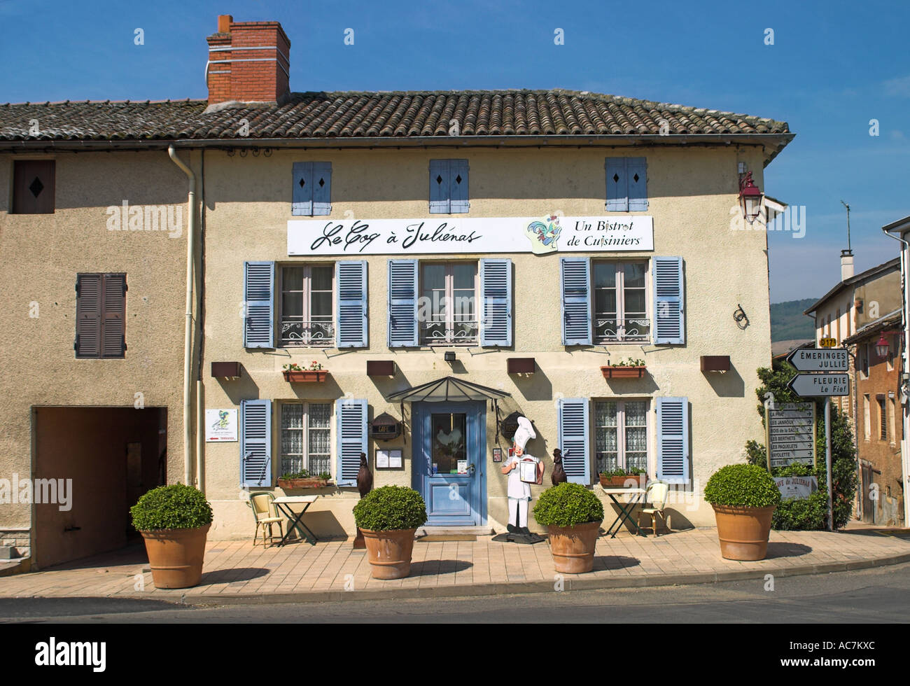 Ein Restaurant am Julienas ein Dorf im Beaujolais berühmt für seinen Wein, wird eines der Beaulojais Dörfer Stockfoto