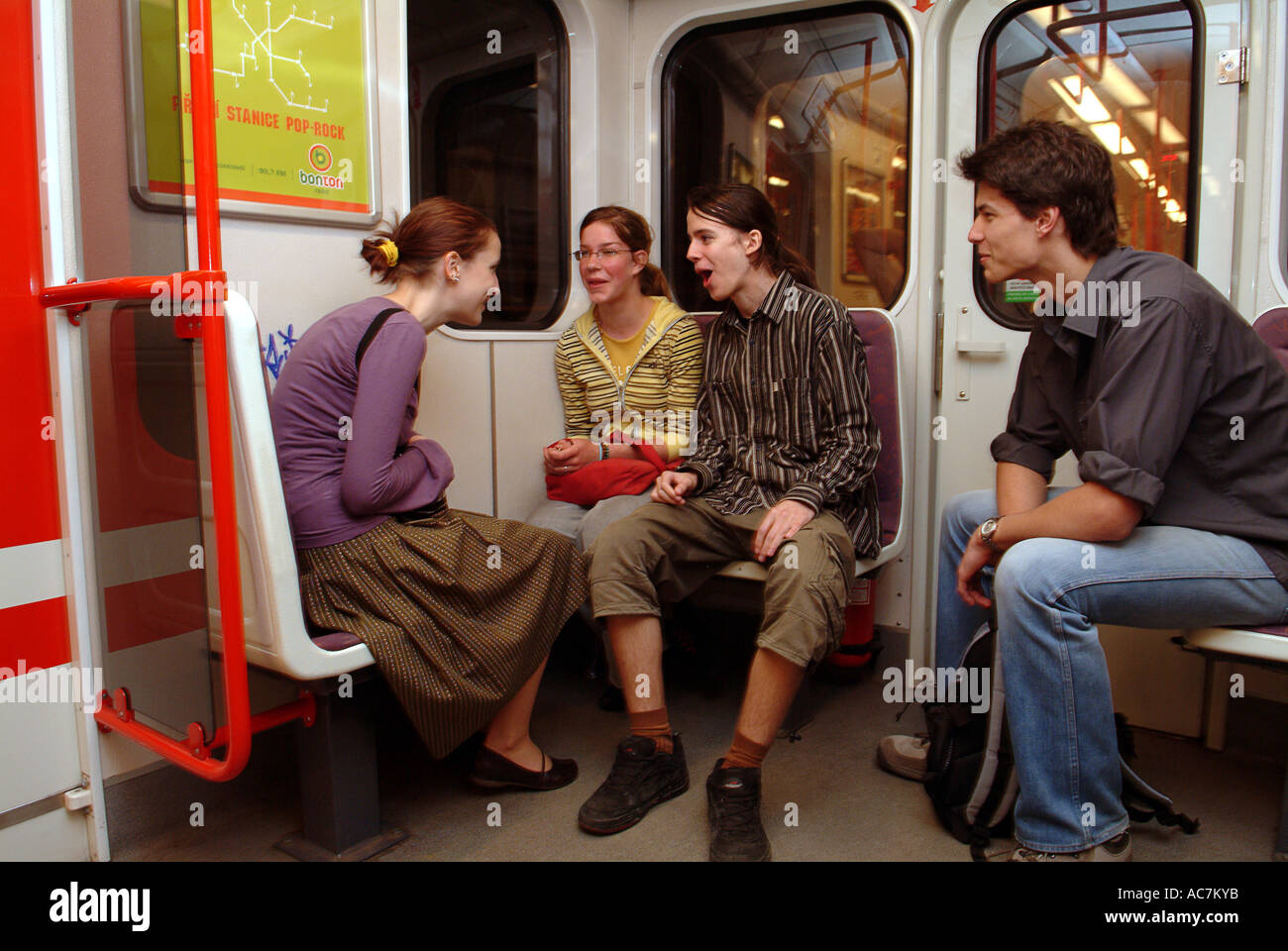 Jugendliche in der u-Bahn in Prag CZ Stockfoto