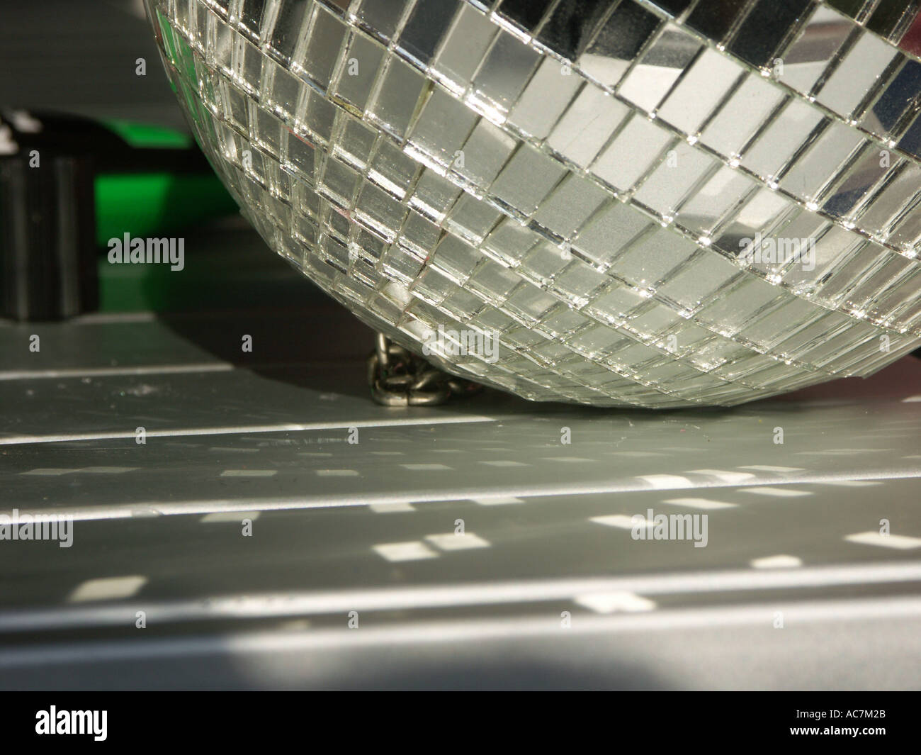 eine Spiegelkugel repariert beim Buddhafields Festival England uk Stockfoto