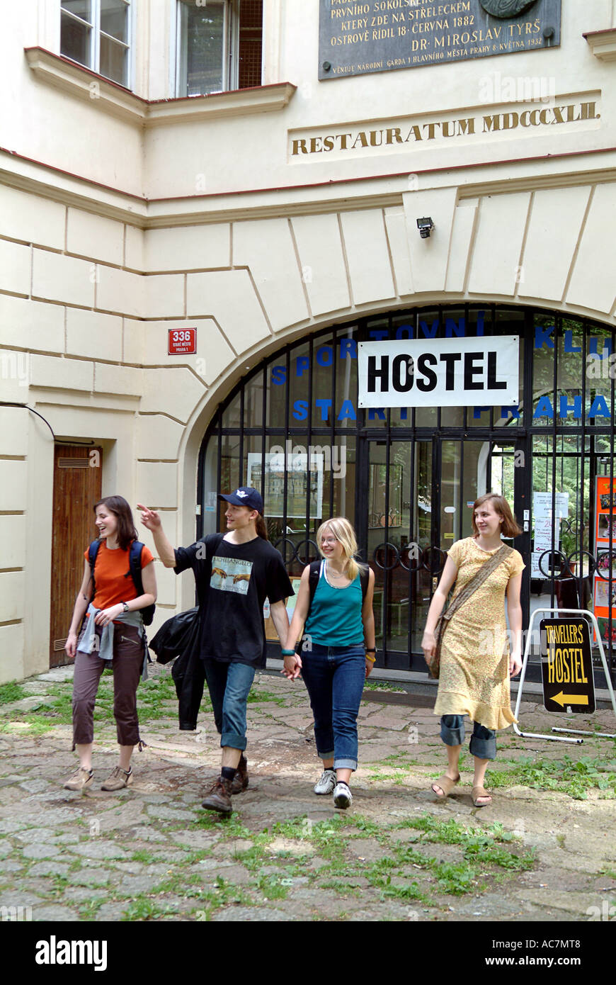 Junge Touristen vor einer Jugendherberge in Prag CZ Stockfoto