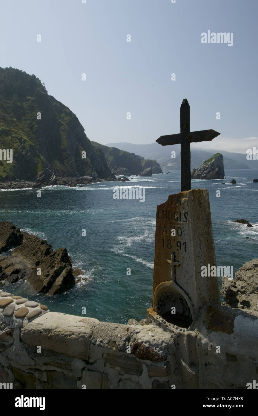 Iron Cross verrostet durch Aussetzung zu den Elementen, die Einsiedelei von San Juan de Gaztelugatxe, Pais Vasco (Baskenland) Spanien Stockfoto