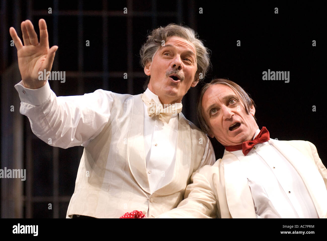 Paul Shelley als Sir Toby Rülpser links und Michael Feast als Feste in Twelfth Night Juli 2007 Chichester Festival Theatre Stockfoto