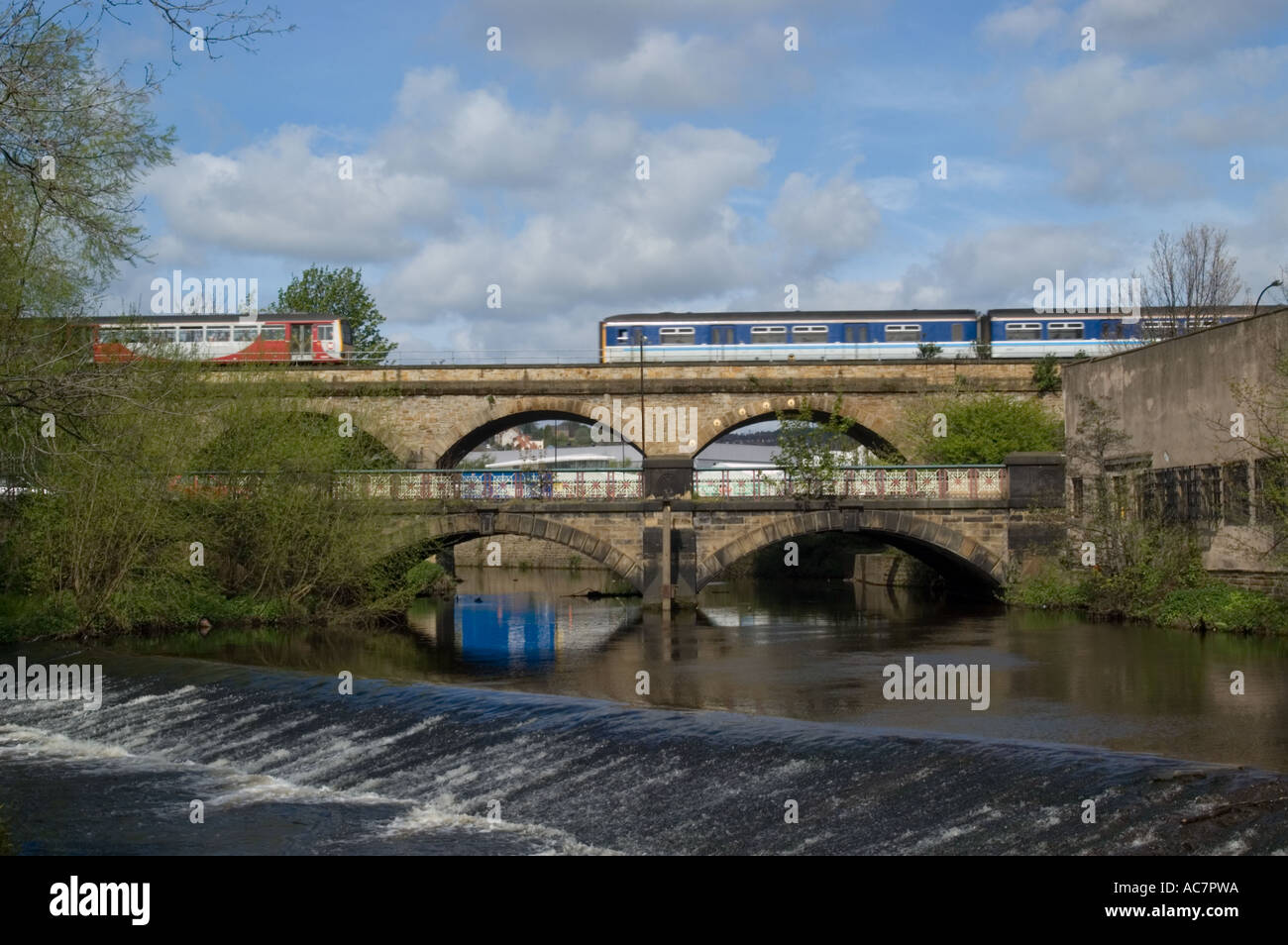 Züge treffen auf Levenson St Viadukt Sheffield UK Stockfoto