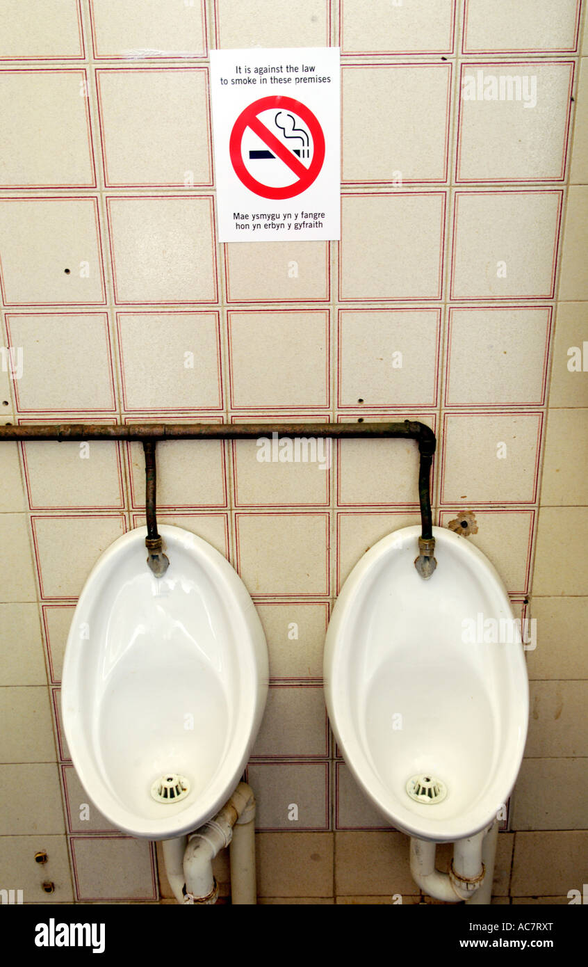 Kein Rauchen Zeichen in Herren Urinal Toilette Pub UK Stockfoto