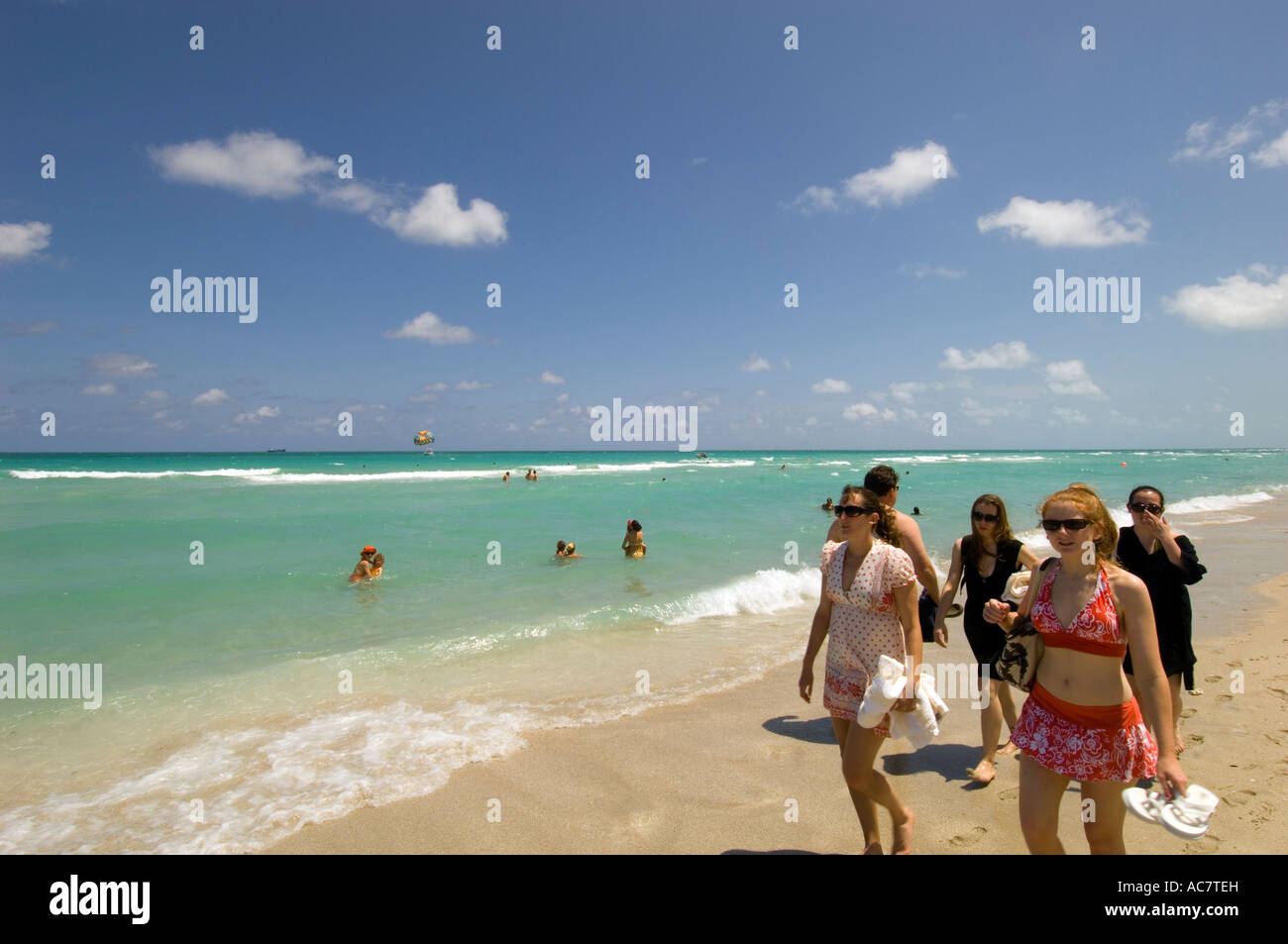 Menschen entspannen am Strand South Beach Miami Florida USA Stockfoto