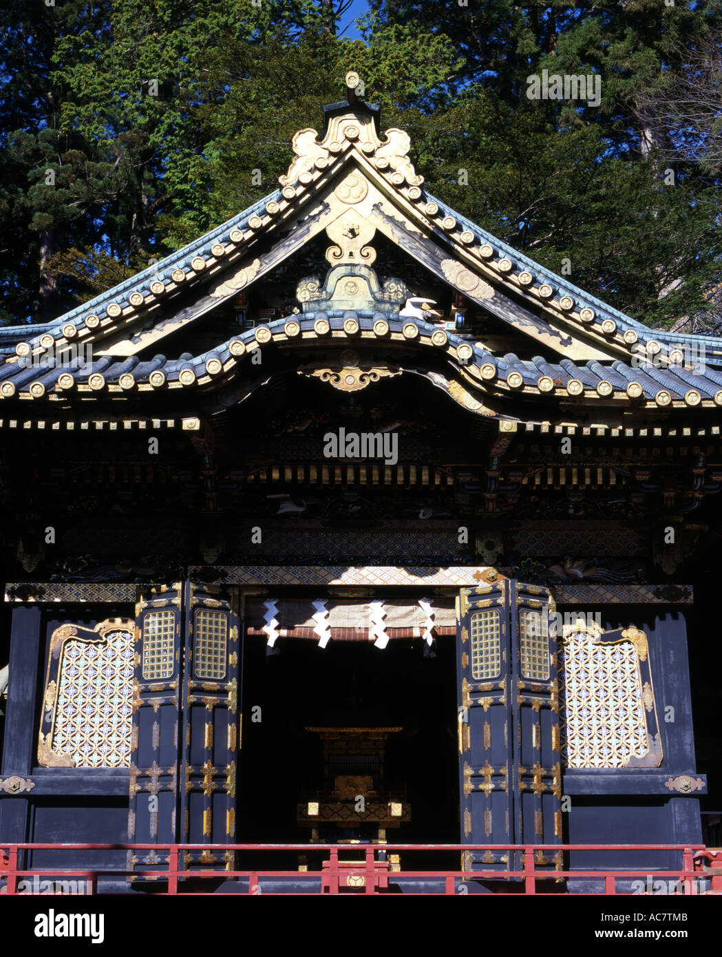 Schrein-Gebäude mit Mikoshi (tragbare Schreine), Nikko-geschichtliches Stockfoto