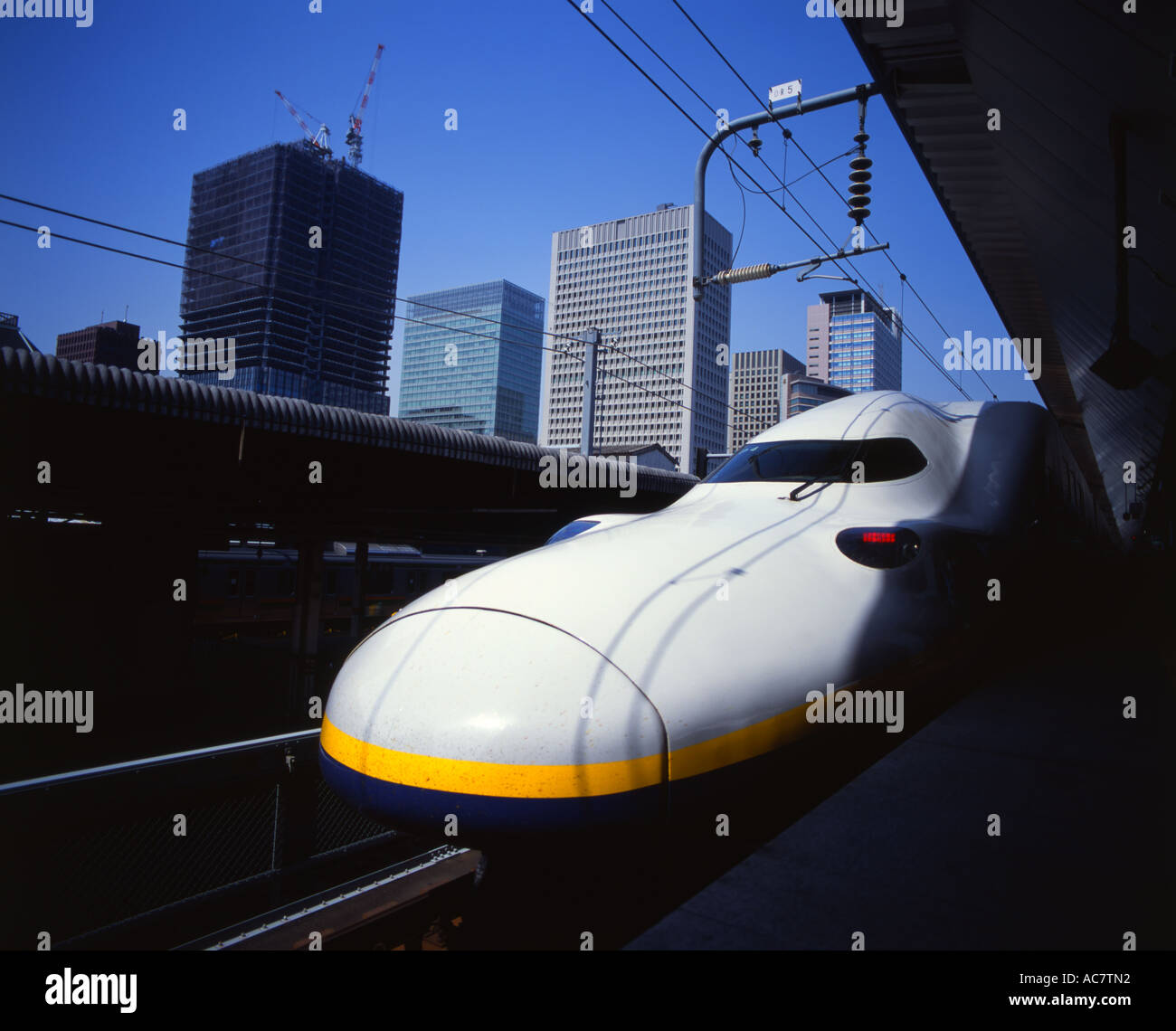 Shinkansen-Hochgeschwindigkeitszug in Tokyo Station Stockfoto
