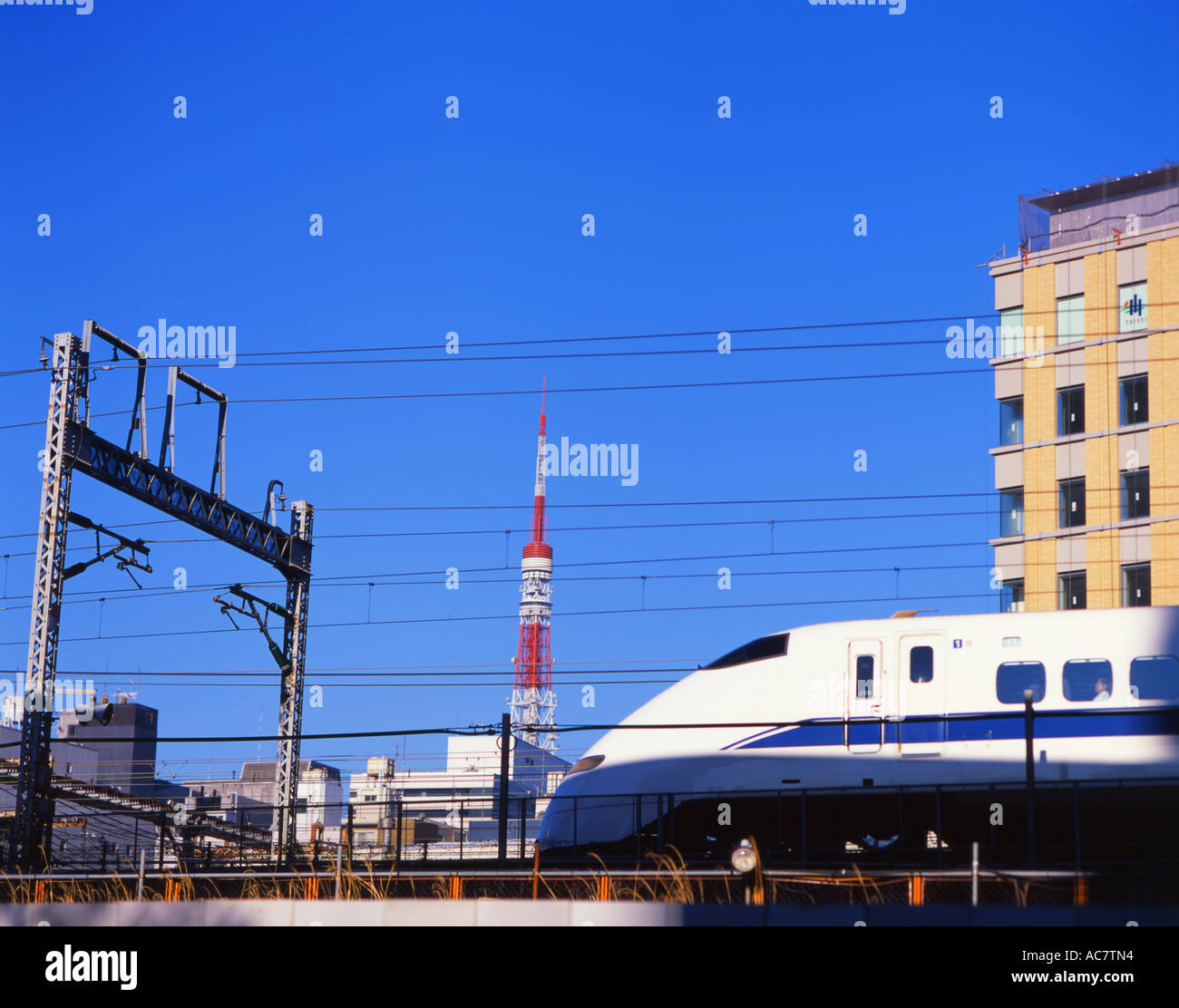 Shinkansen-Hochgeschwindigkeitszug vergeht Tokyo Tower. Stockfoto