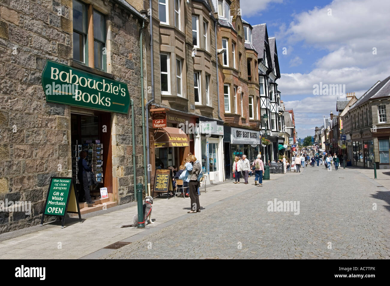 Geschäfte auf der High Street Fort William Highlands Schottland