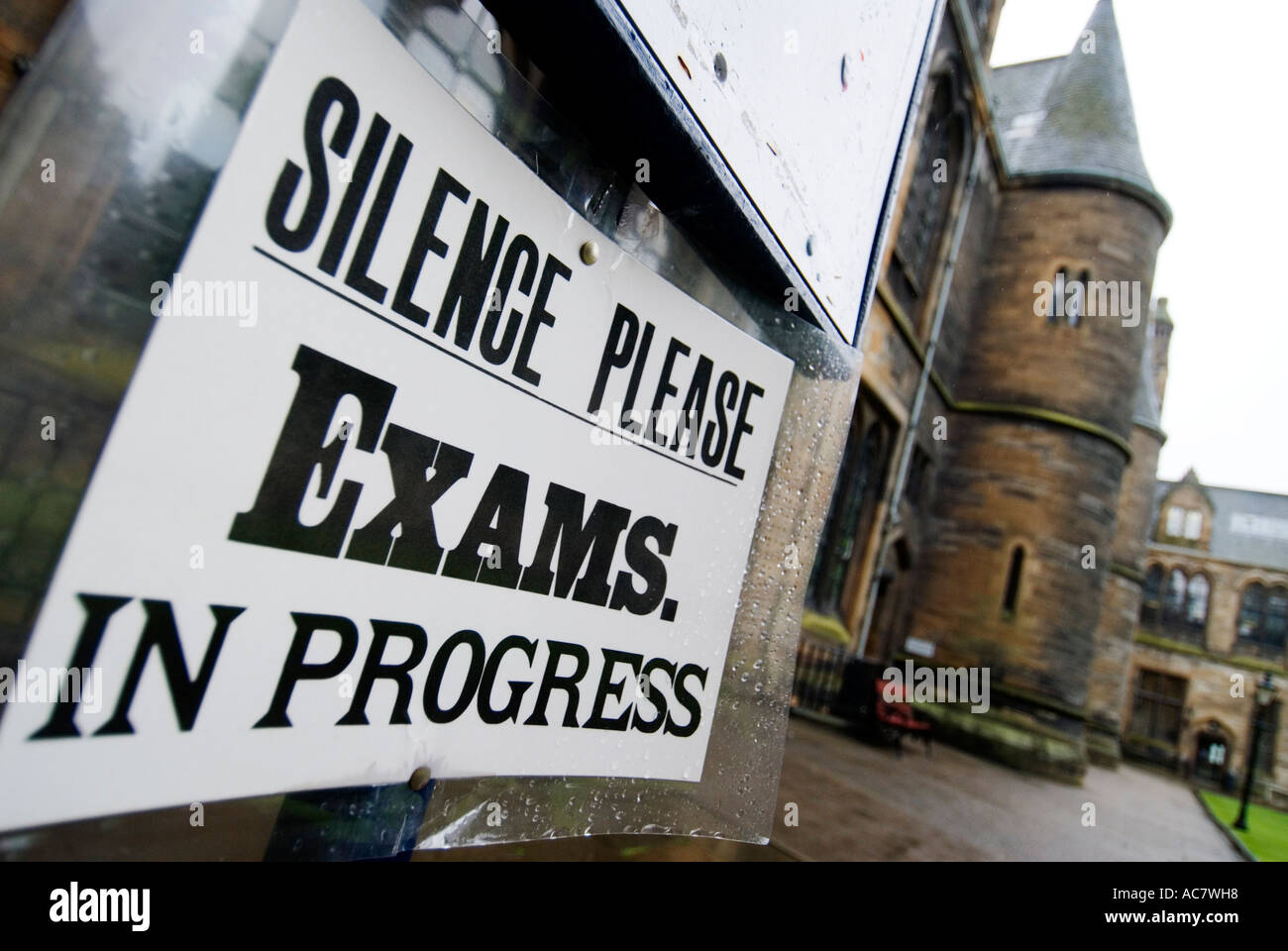 Schild Warnung vor Prüfungen bei Glasgow University 2006 Stockfoto