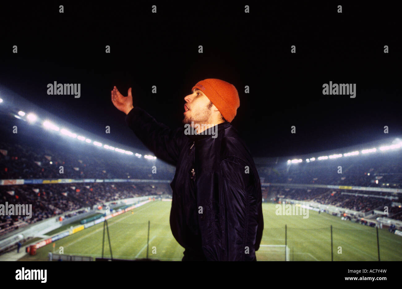 PSG Paris Saint-Germain-Fußball-Anhänger übernehmen die Gesänge im Stadion Parc de Princes, Paris, Frankreich. Stockfoto