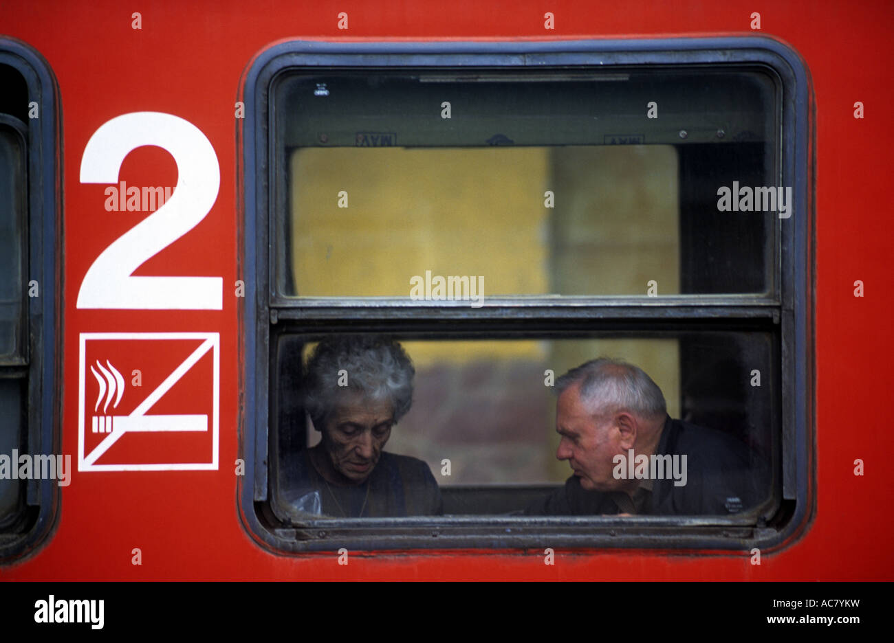 Ältere Paare an Bord Eisenbahn Zug, Budapest, Ungarn. Stockfoto