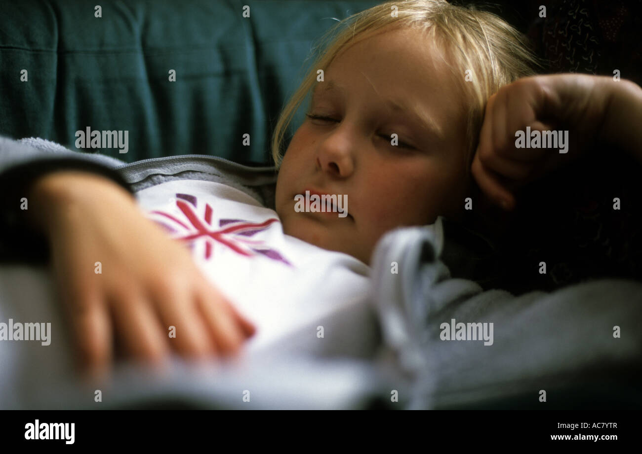 Junges Mädchen mit einem tagsüber schlafen in ihrem Hause, Bawdsey, Suffolk. VEREINIGTES KÖNIGREICH. Stockfoto