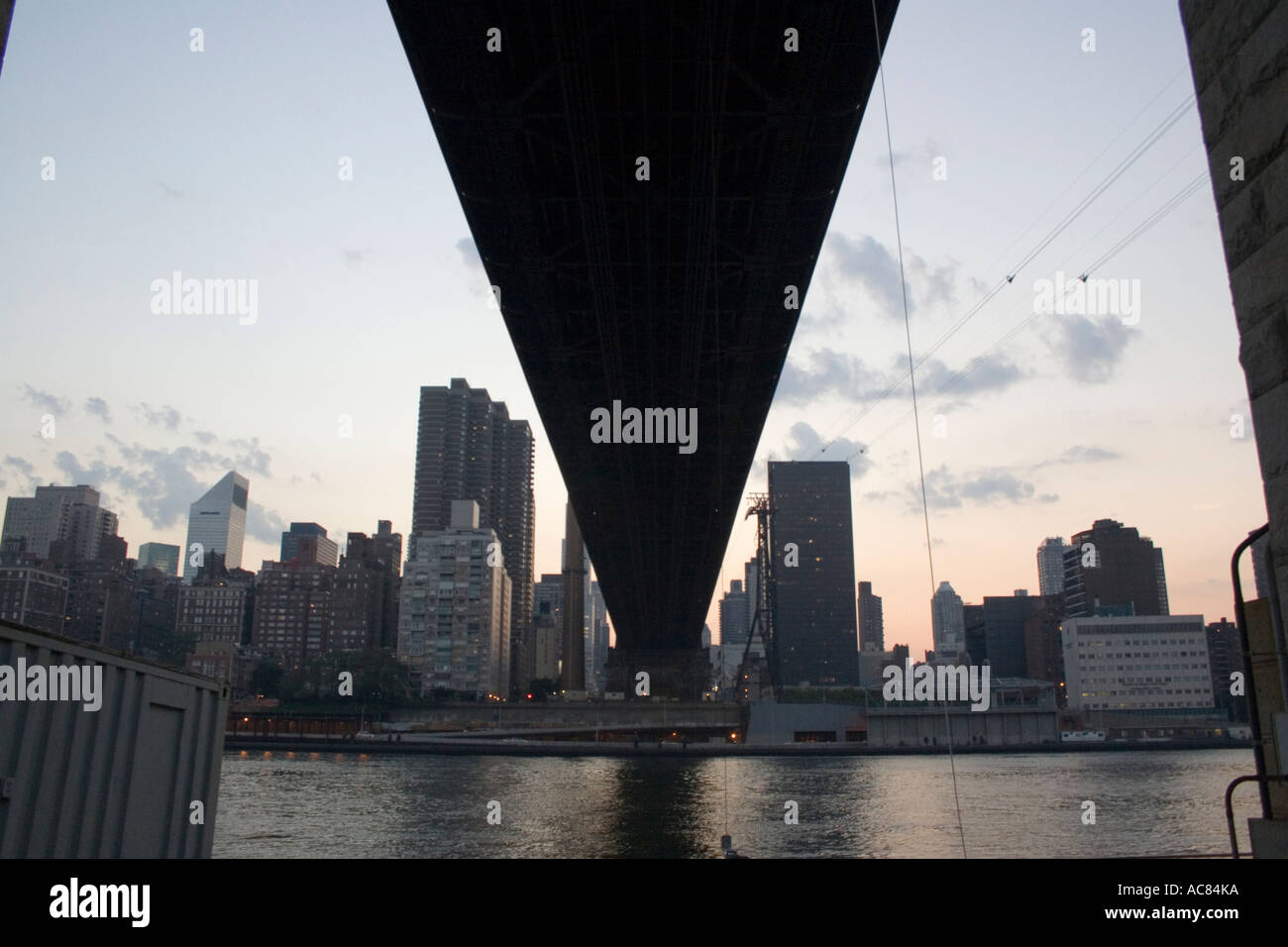 59. Straße Brücke Manhattan New York Foto von Roosevelt Island, 59th Street Bridge über blaue Brückenbau Wolke dawn Stockfoto