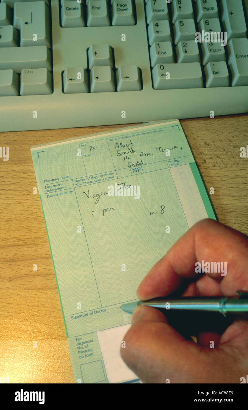 Arzt schreiben Rezept für Viagra-Tabletten für ältere männliche Patient Großbritannien NHS Großbritannien UK Stockfoto